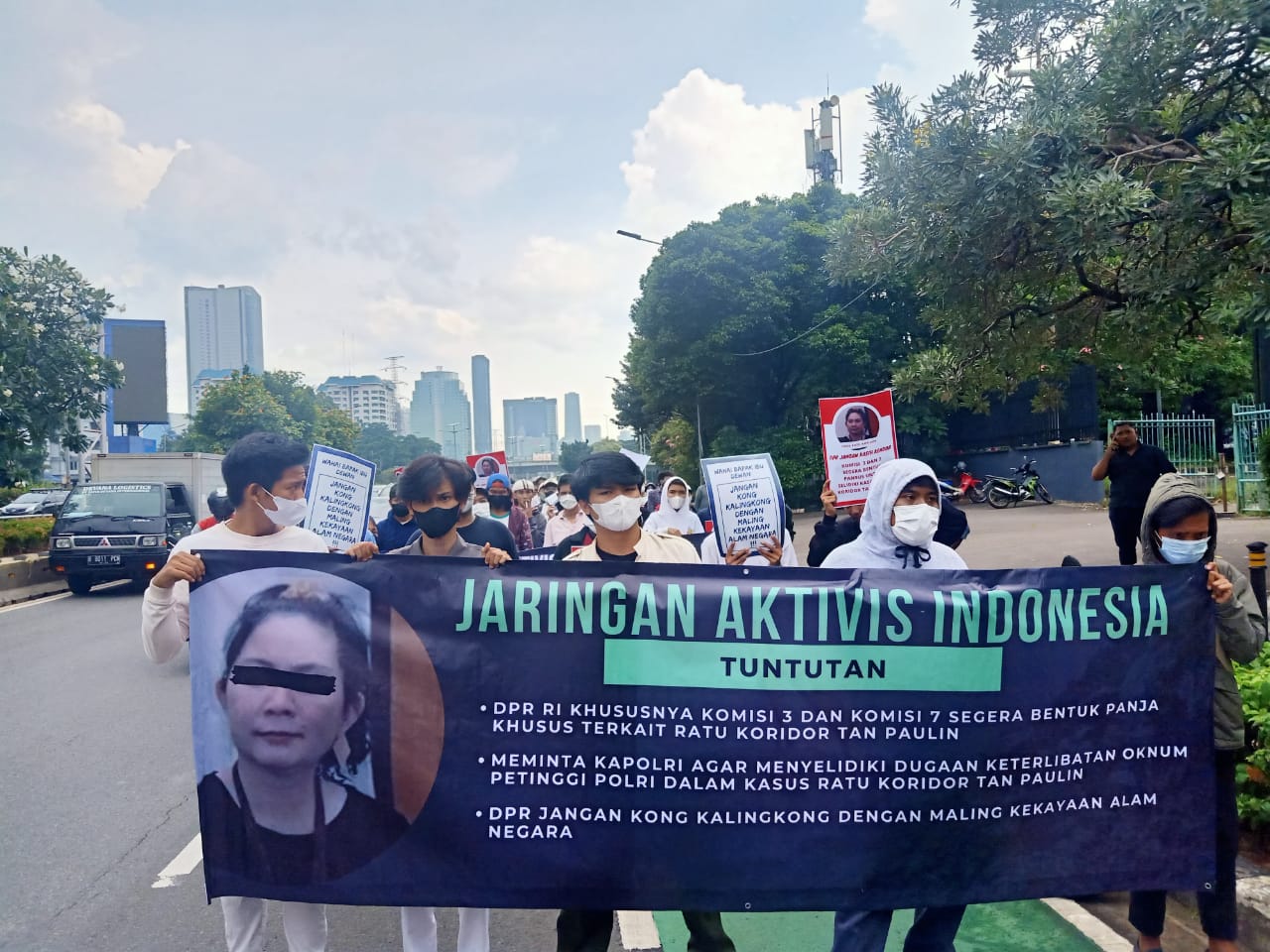 Aksi massa yang menamakan dirinya Jaringan Aktivis Indonesia meminta DPR mendesak penegak hukum usut tuntas penambangan ilegal di Kalti