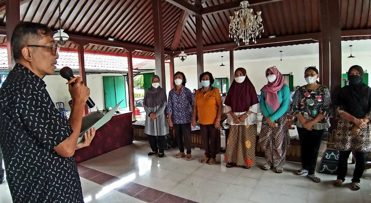 Lomba Pembuatan Apem, Minggu (27/3). 