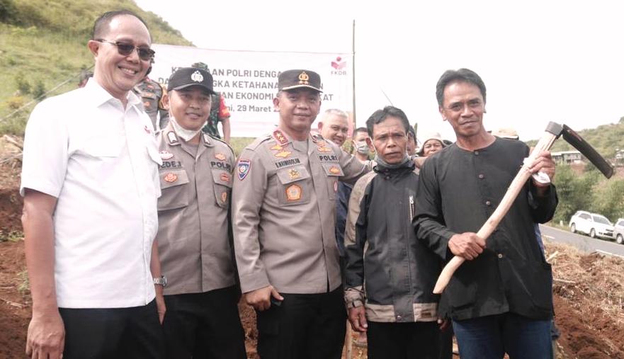 Kakorbinmas Irjen Suwondo (tiga dari kanan) didampingi petani dan pendidi FKDB Ayep Zaki (paling kiri).