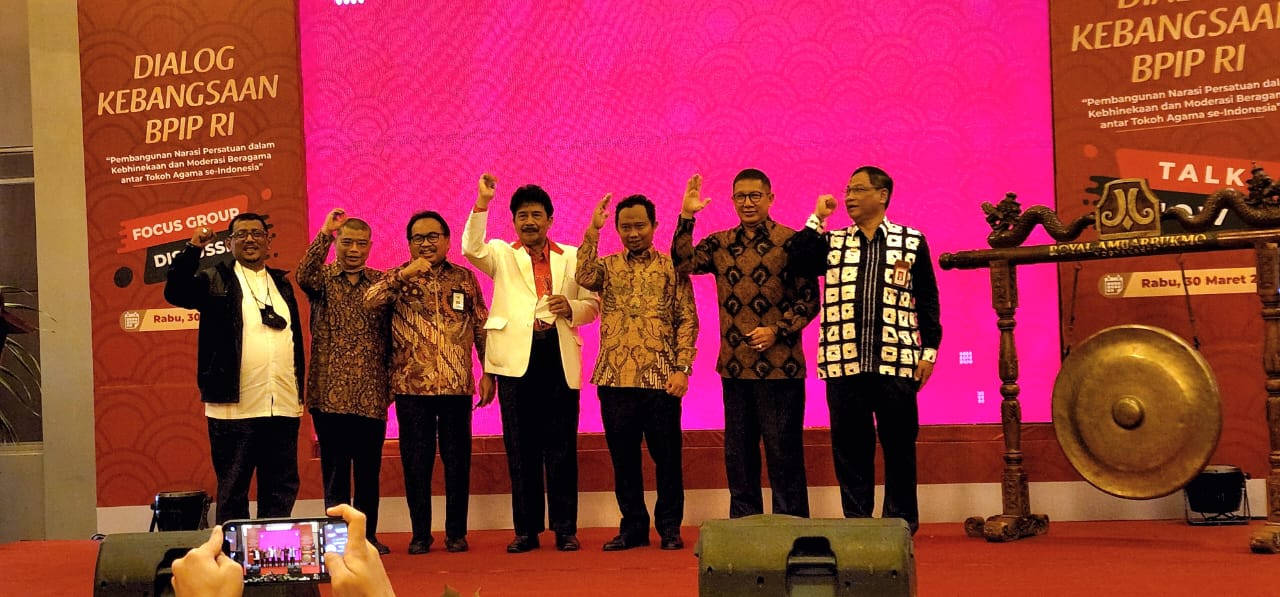 Kepala BPIP Prof Yudian (jas putih) menyosialisasikan Salam Pancasila dalam acara FGD Moderasi Beragama di Yogyakarta, Rabu (30/3/2022).