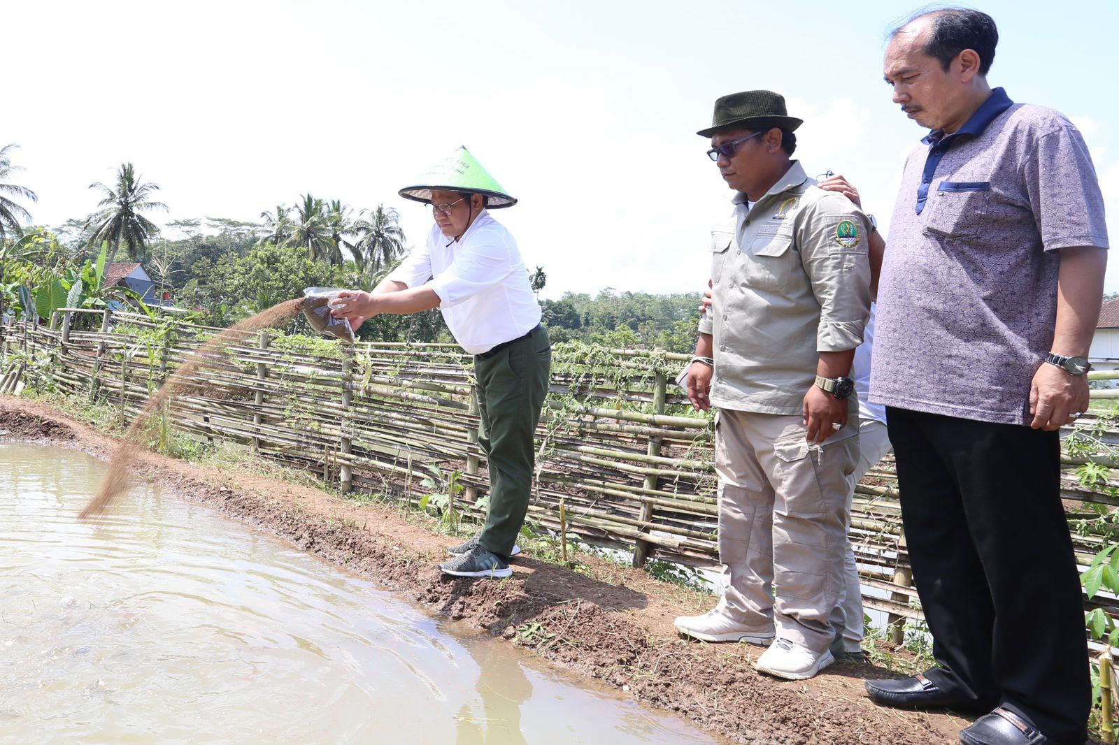 Wakil Ketua DPR RI Abdul Muhaimin Iskandar (Gus Muhaimin) menghadiri panen raya sekaligus melepas bibit ikan nila di Ciamis, Jawa Barat,