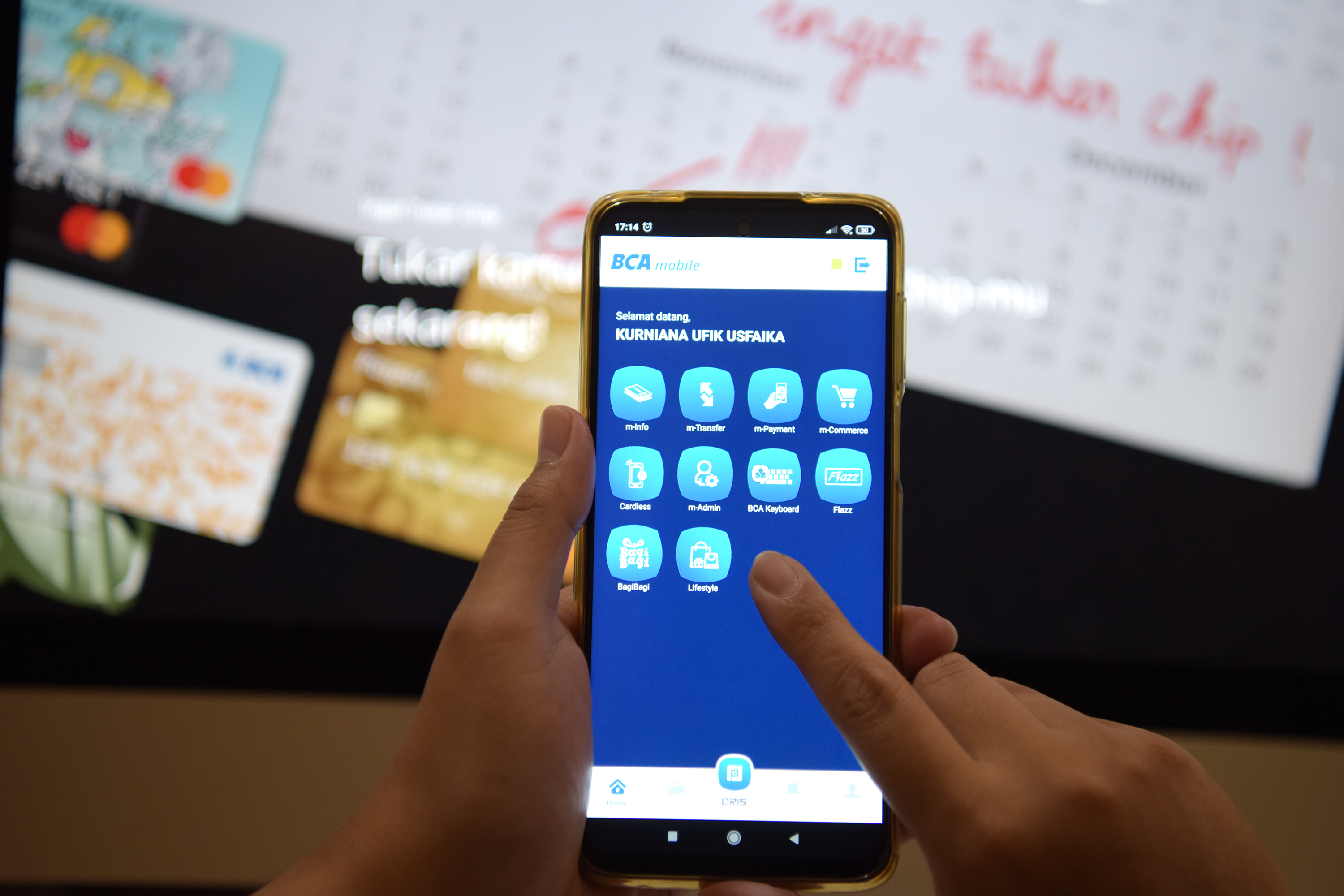 Nasabah bertransaksi melalui aplikasi BCA mobile di Depok, Jawa Barat, Kamis (22/12/2021). 
