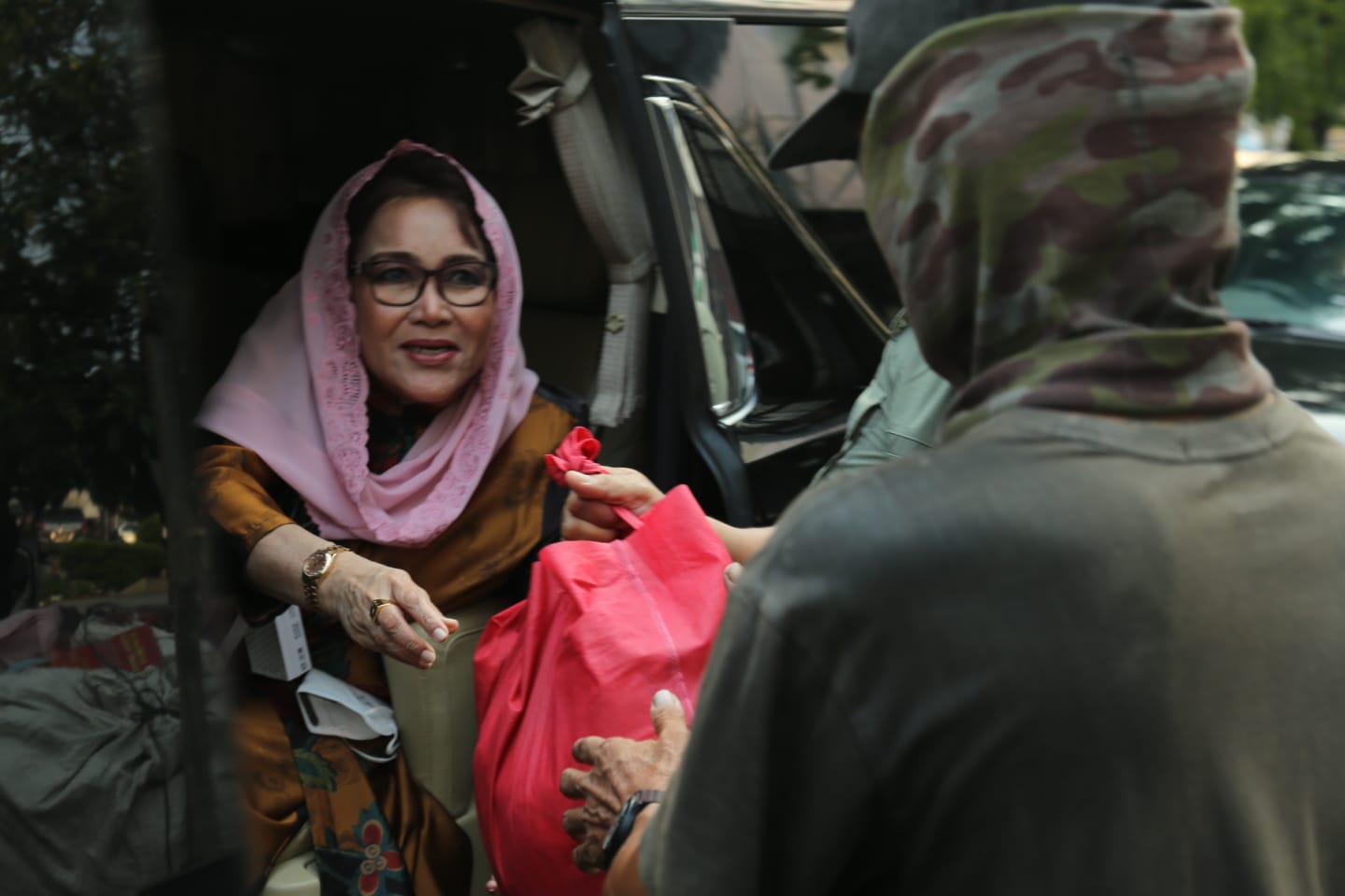 Penasehat DWP Kementan, Ayunsri Harahap SYL membagikan sembako pangan kepada warga di Jakarta Selatan. 