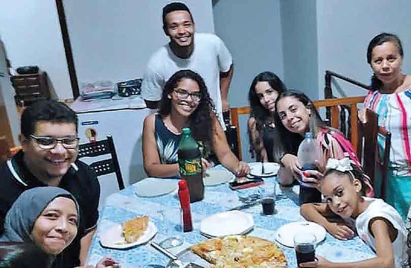 TOLERANSI: Raisa Shahrestani (jilbab) berada di tengah-tengah keluarga besar suaminya yang memeluk agama Katolik saat berbuka puasa bersama.