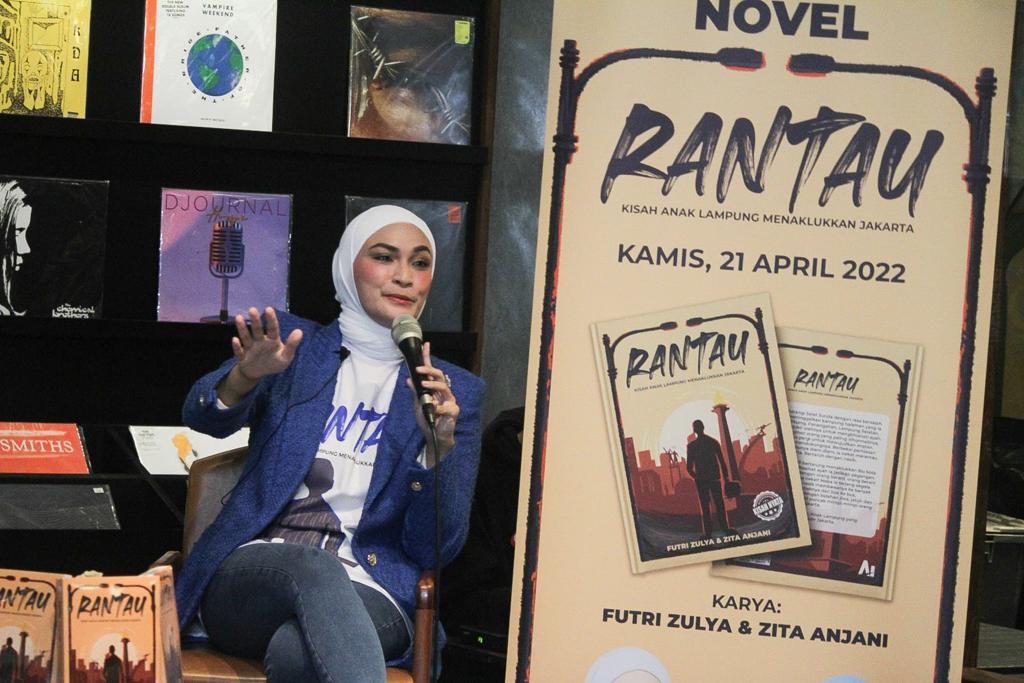Futri Zulya, sosok pengusaha perempuan, saat peluncuran novel karyanya berjuul 'Rantau'.