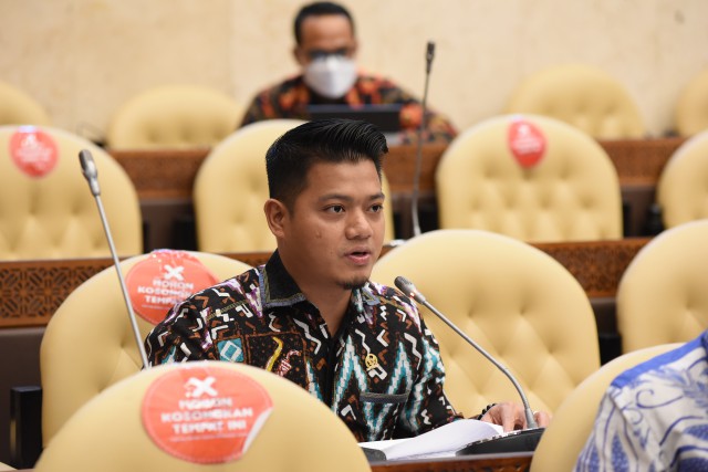 Anggota Komisi IV DPR RI Muhammad Dhevy Bijak dalam rapat dengar pendapat Komisi IV DPR RI dengan Eselon I KKP di Gedung Nusantara. 