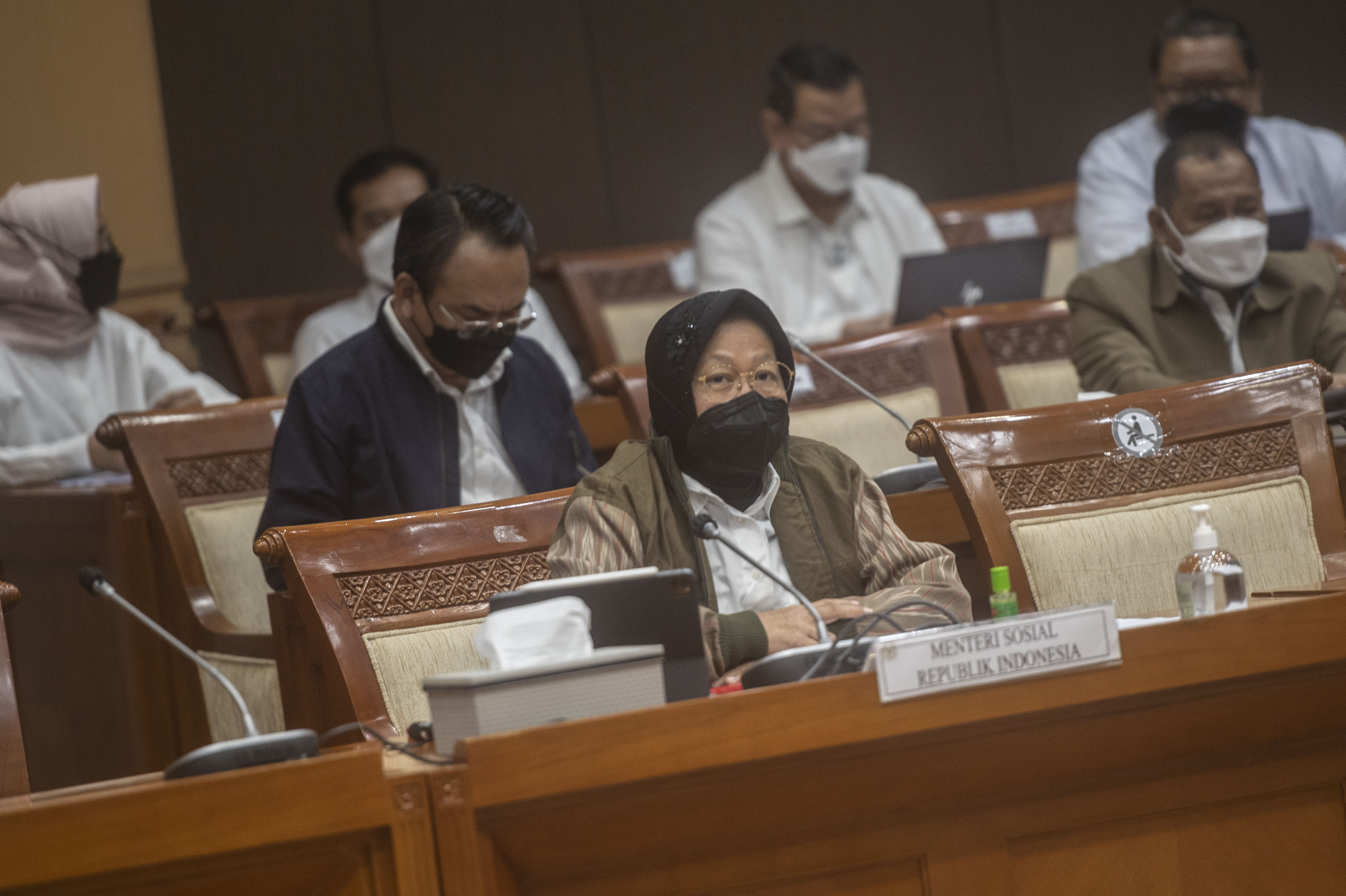 Menteri Sosial Tri Rismaharini mengikuti rapat kerja dengan Komisi VIII DPR di Kompleks Parlemen, Senayan