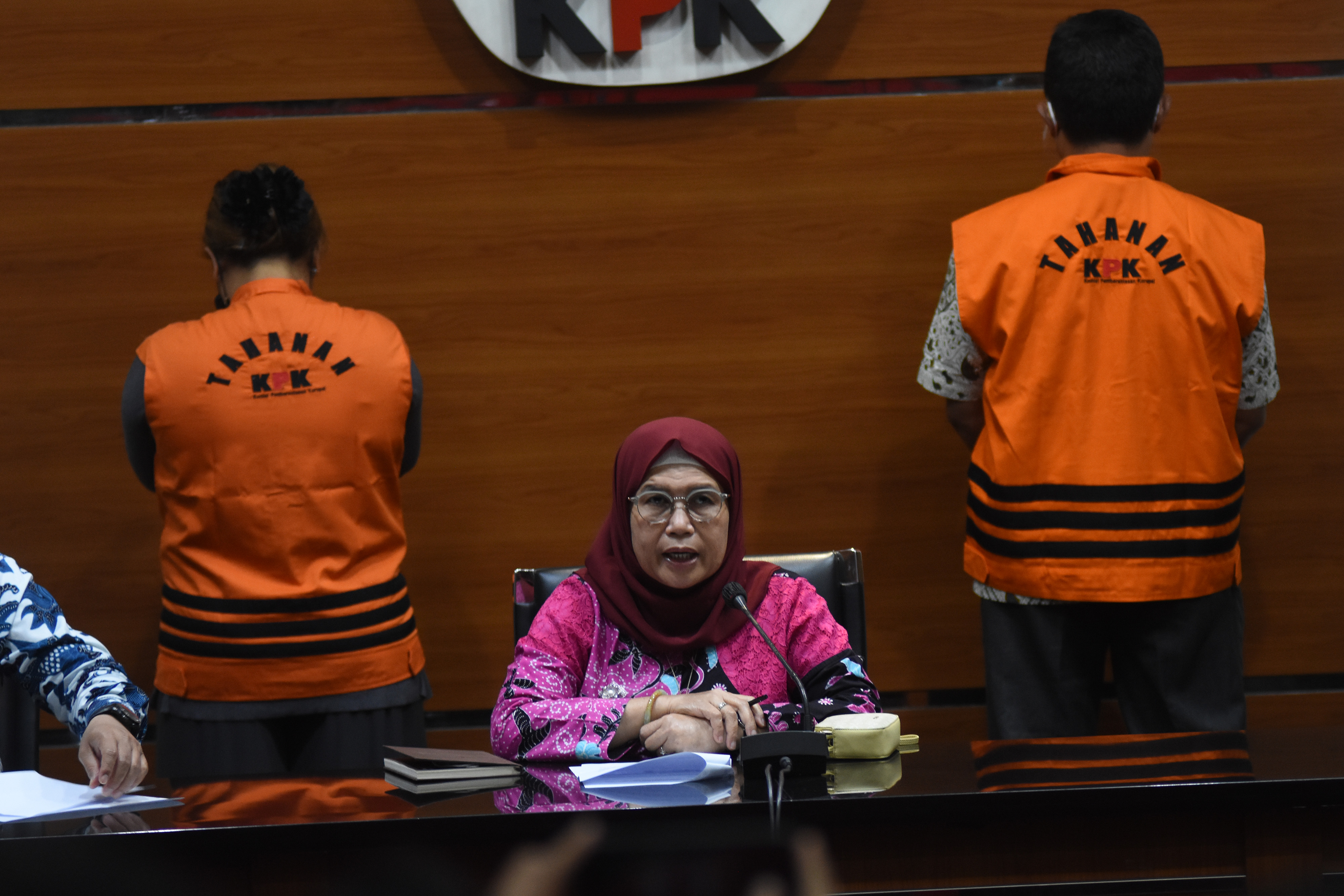 Wakil Ketua KPK Lili Pintauli saat memberikan keterangan pers.