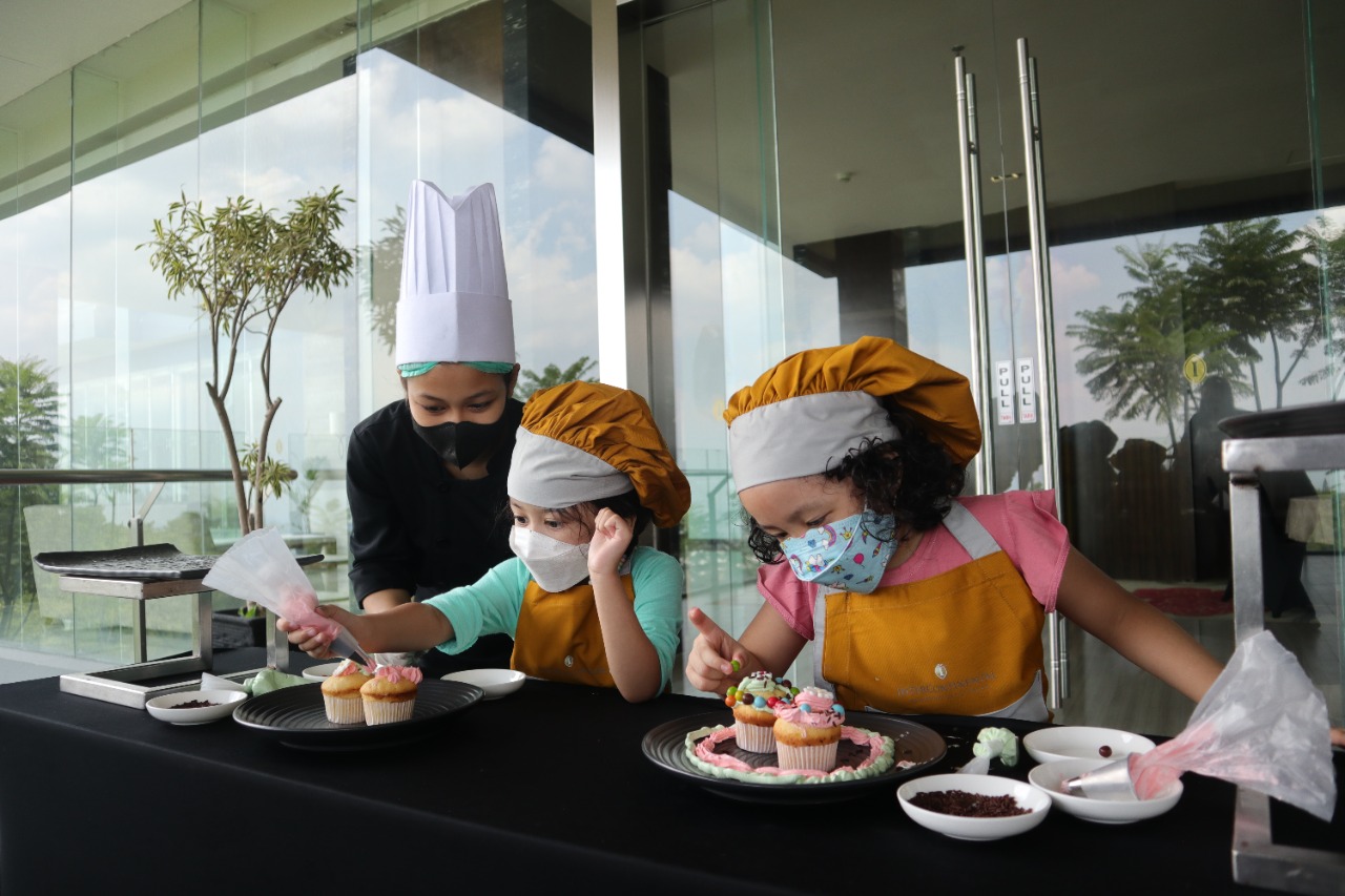 Anak-anak belajar membuat kue di InterContinental Bandung Dago Pakar 