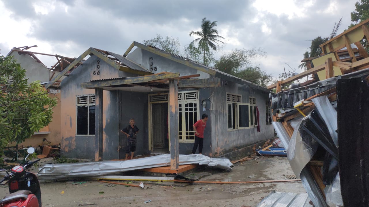 Ilustrasi rumah rusak akibat puting beliung