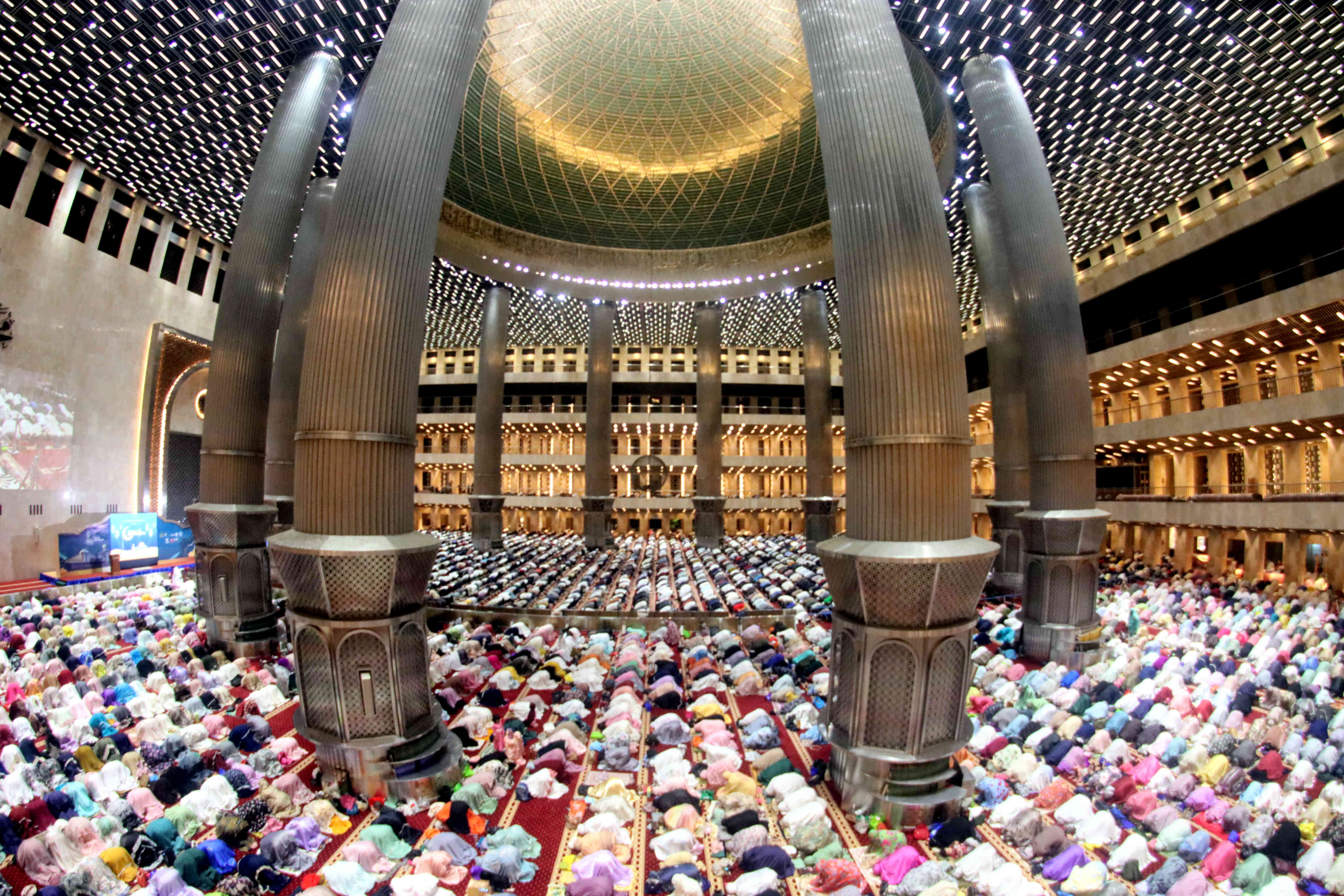  Salat Tarawih Pertama Istiqlal. Umat muslim menunakan salat Tarawih pertama di masjid Istiqlal, Jakarta, hari ini.