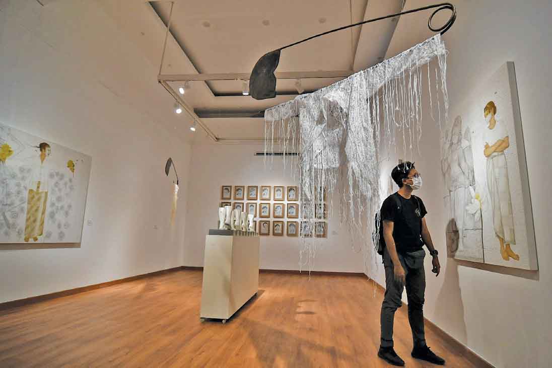 Pengunjung saat melihat karya Pameran Indonesian Women Artists #3: Infusions Into Contemporary Art di Galeri Nasional, Jakarta.