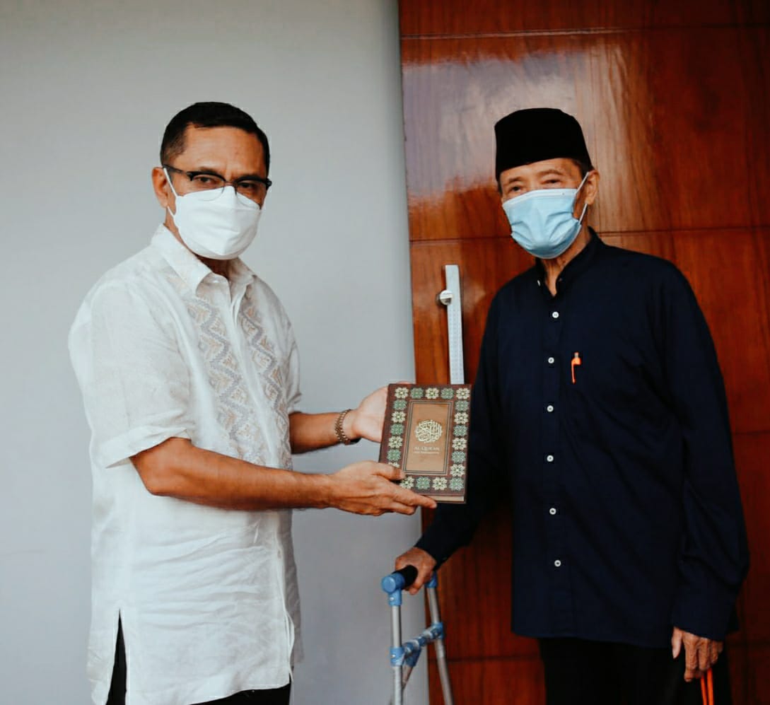Saleh Husin, Managing Director Sinar Mas menyerahkan secara simbolis Alquran kepada mantan Ketua PP Muhammadiyah Prof. Dr. H. Ahmad Syafii M