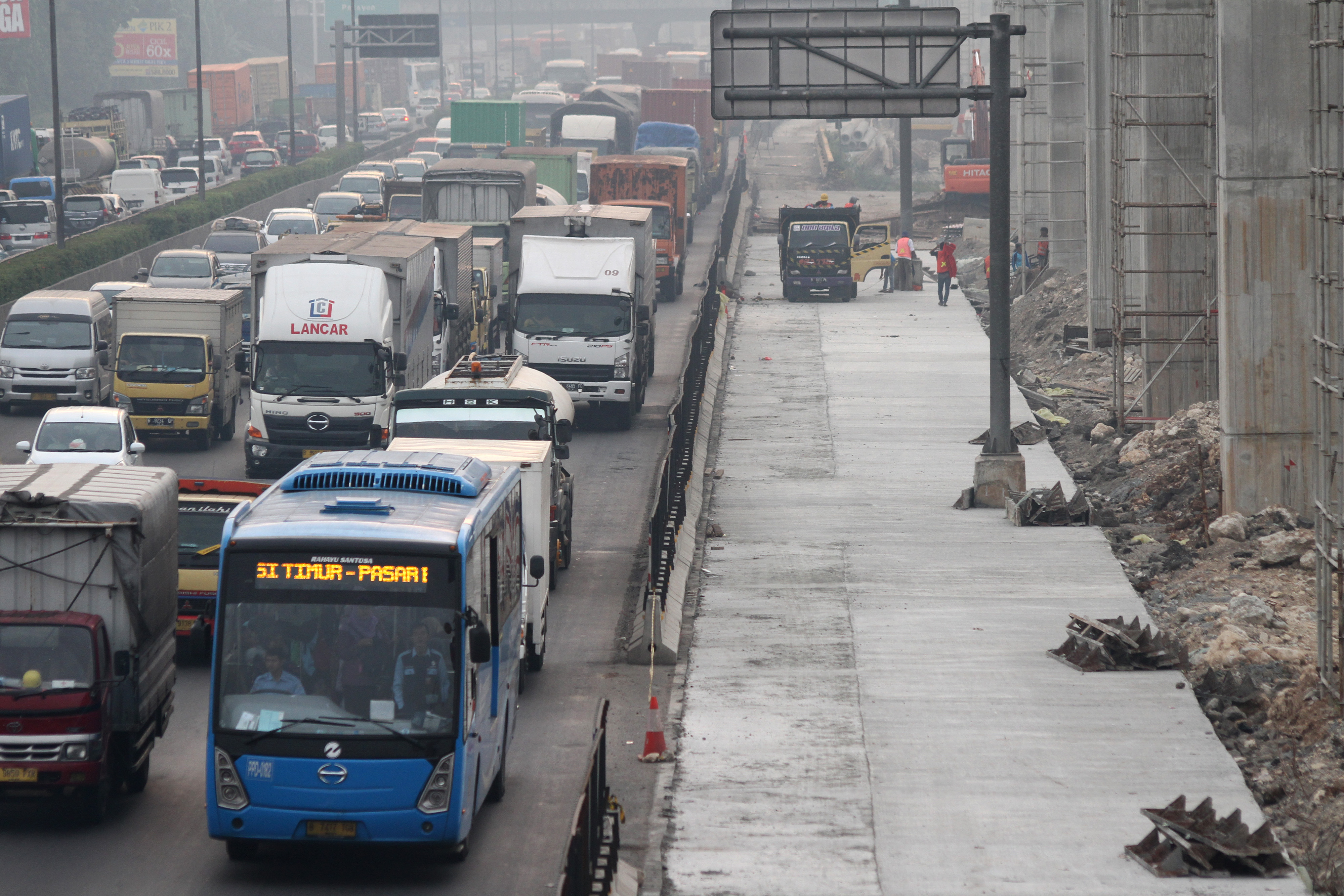 Pekerja beraktivitas di area pelebaran ruas Jalan Tol Jakarta-Cikampek, di Bekasi, Jawa Barat.