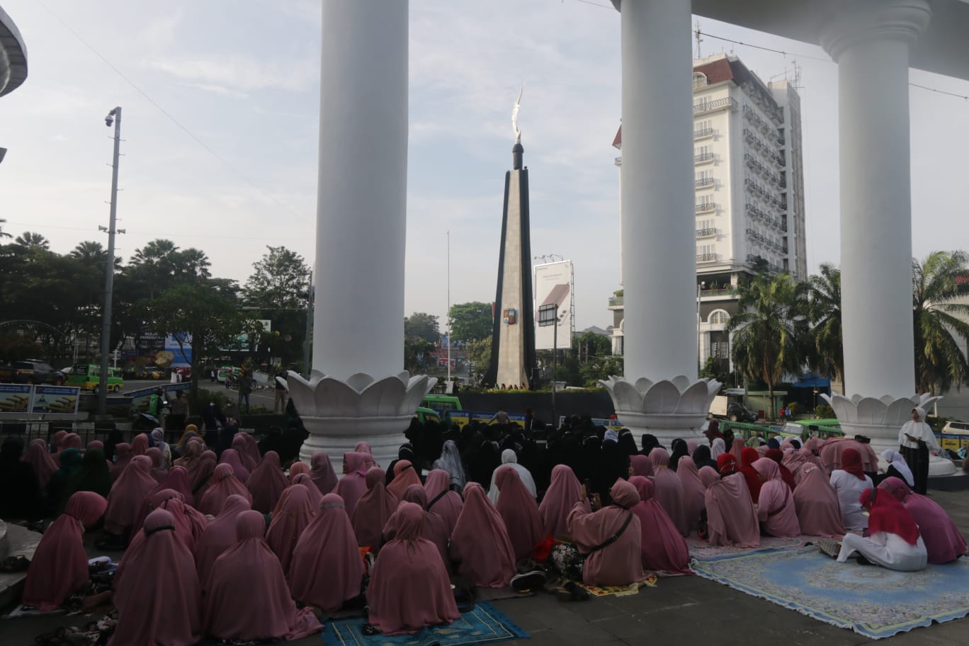 Seribu lebih warga Bogor ngaos (mengaji/membaca) Al Quran bersama di trotoar sepanjang Jln Padjajaran, Minggu (24/4/2022)