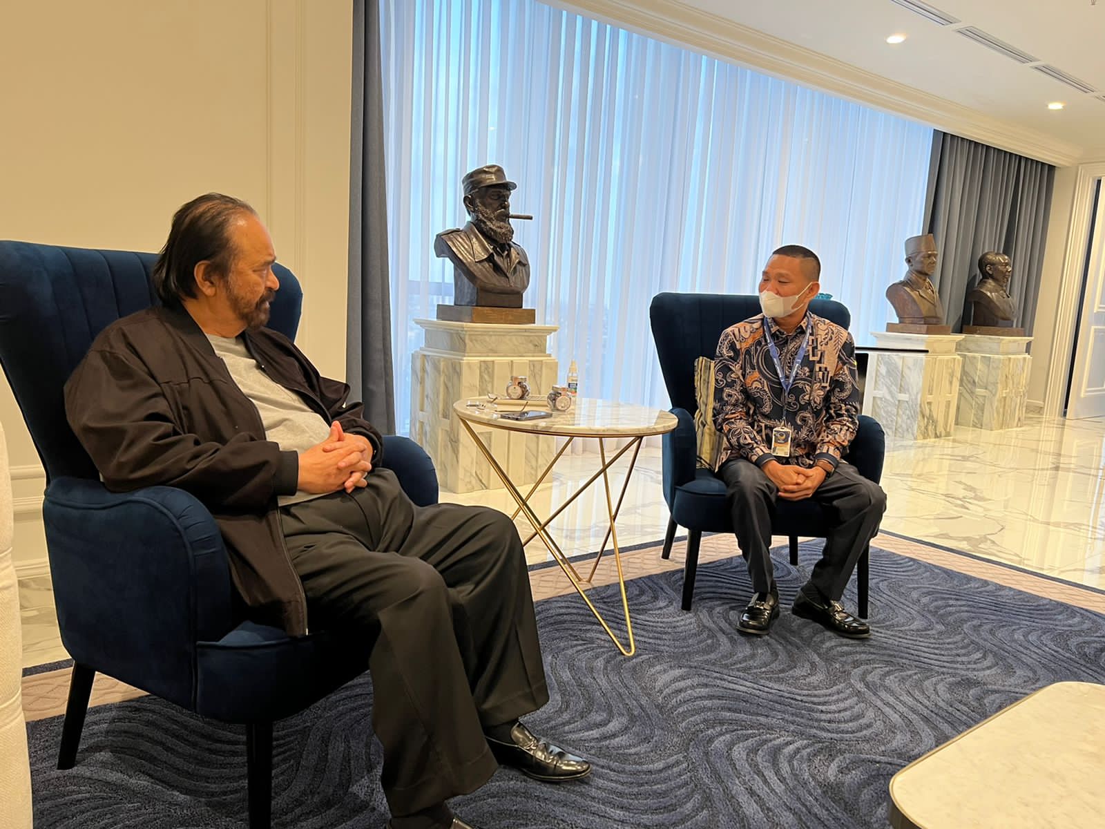 Ketua Umum DPP NasDem Surya Paloh (kiri) saat menerima kunjungan Ketua DPD NasDem Pulau Buru, Maluku, Muhammad Daniel Regan (kanan).