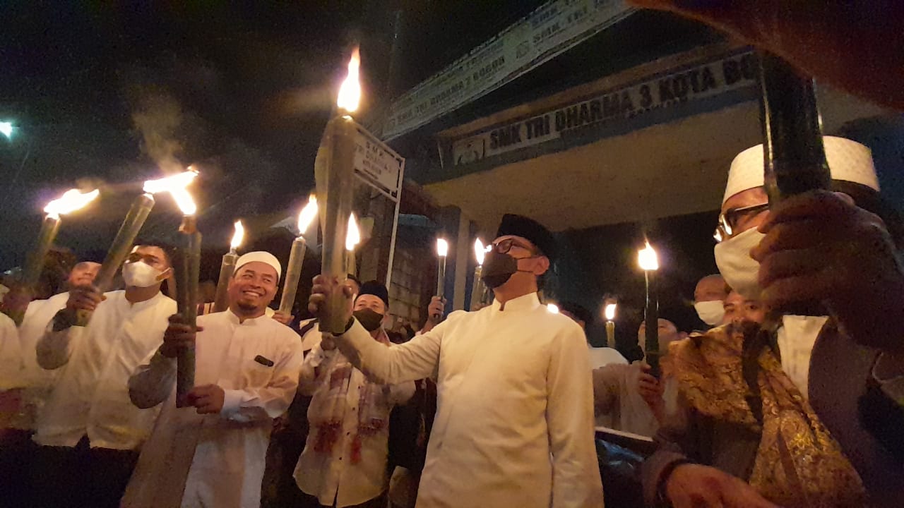 Usai Tarawih, Wali Kota dan Kapolres Bogor Ikut Pawai Obor Sejauh 4 Km