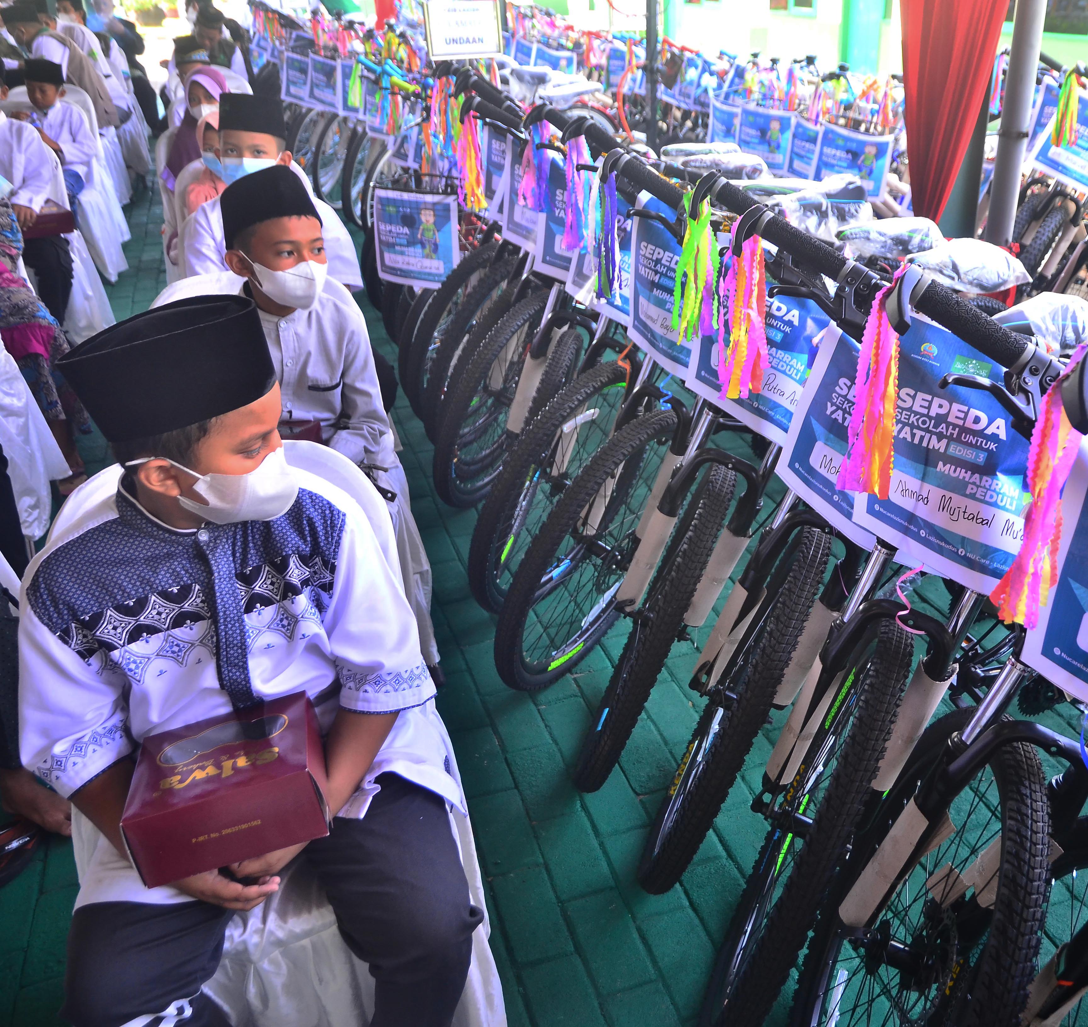 Anak yatim terdampak pandemi di Kudus, Jawa Tengah, menerima bantuan sepeda 