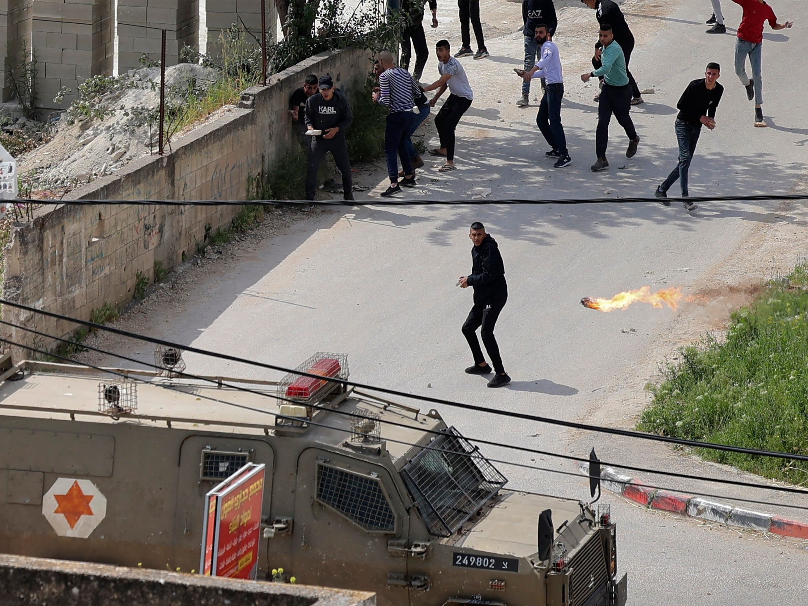 Bom molotov dilemparkan ke kendaraan militer Israel selama bentrokan di kamp pengungsi Palestina, Jenin, Sabtu (9/4).