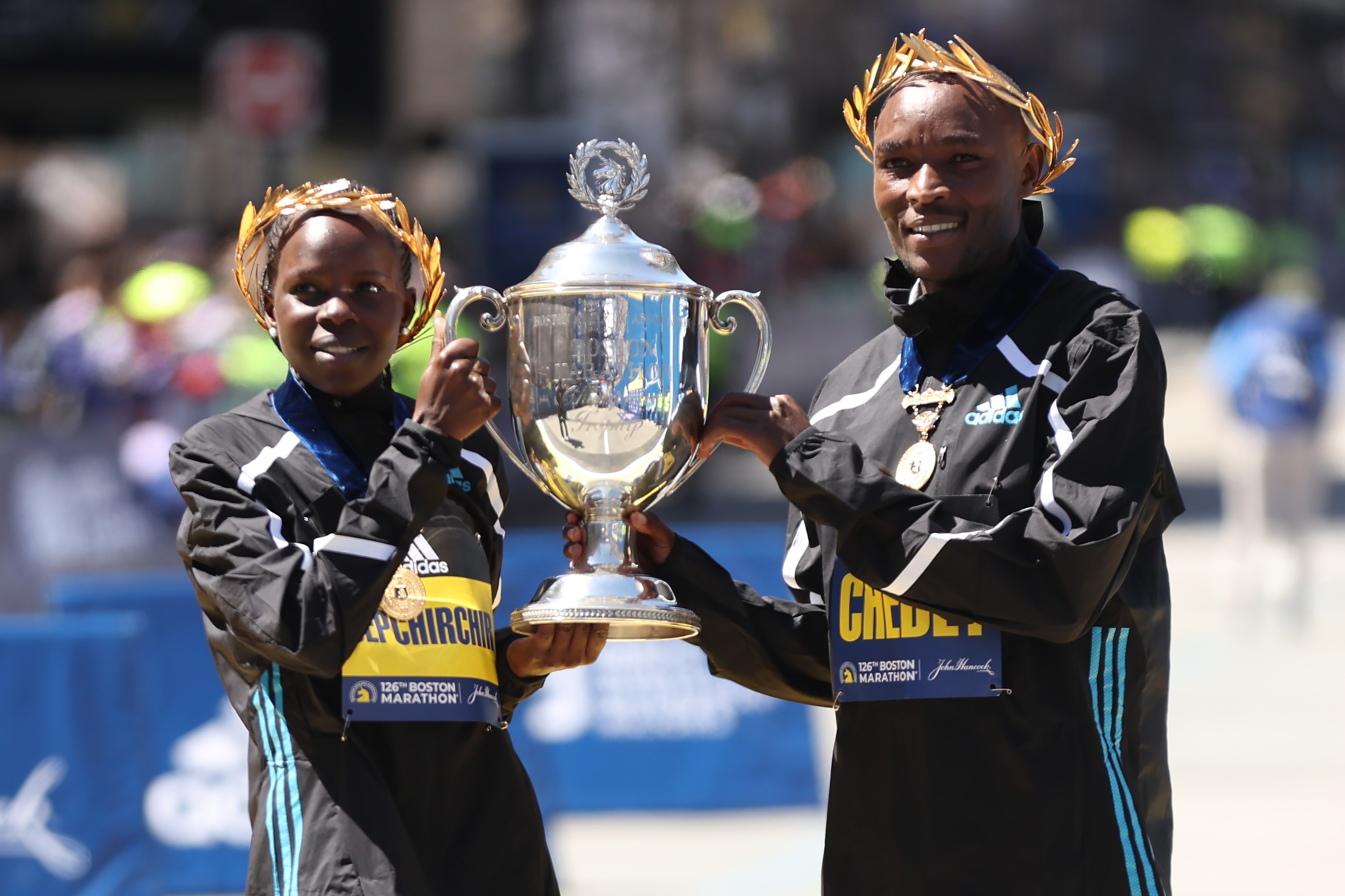 Juara Maraton Boston untuk kategori putri dan putra Peres Jepchirchir dan Evans Chebet, keduanya berasal dari Kenya.