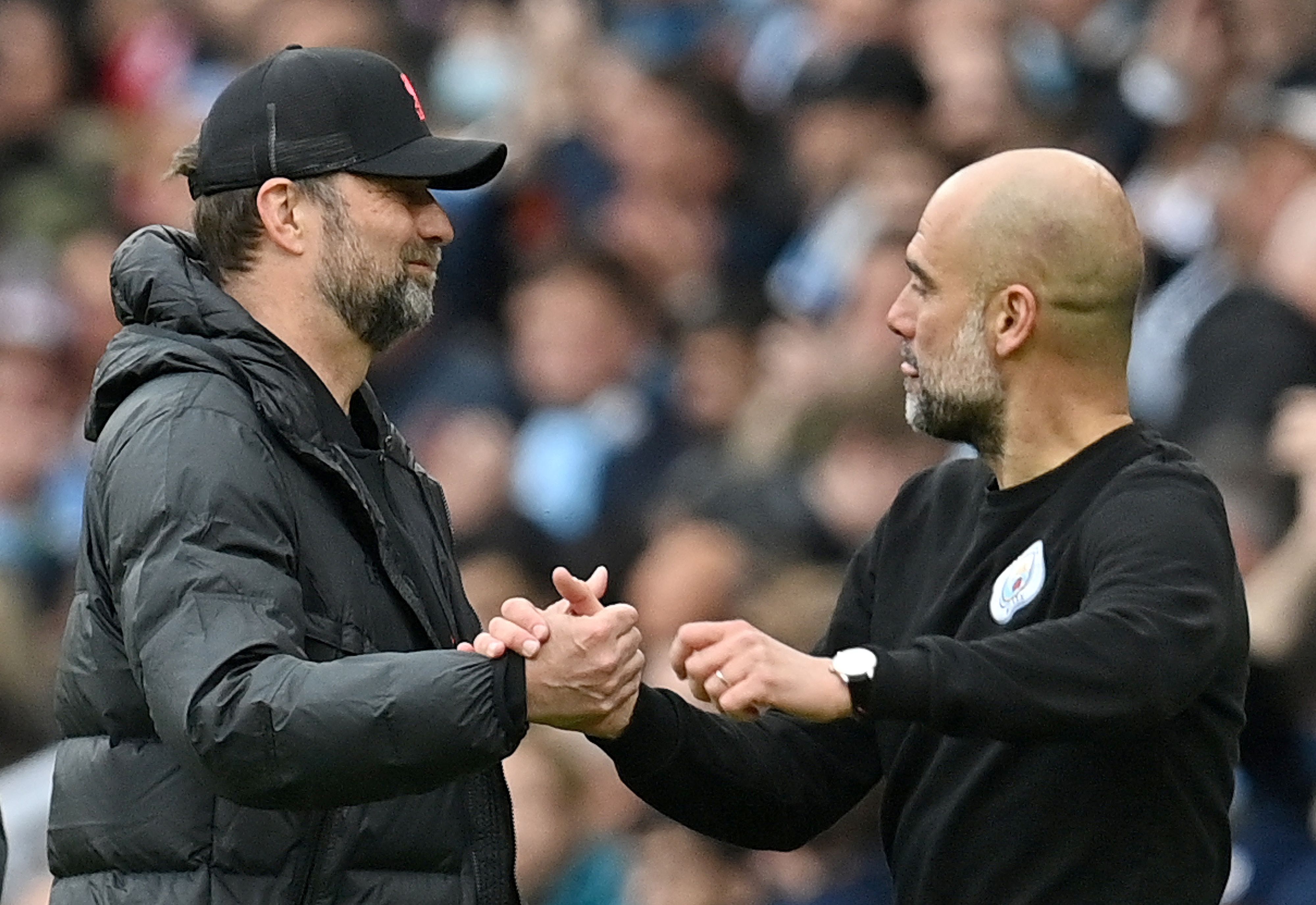 Pelatih Liverpool Juergen Klopp (kiri) dan manajer Manchester City Pep Guardiola berjabat tangan usai laga Liga Primer Inggris.