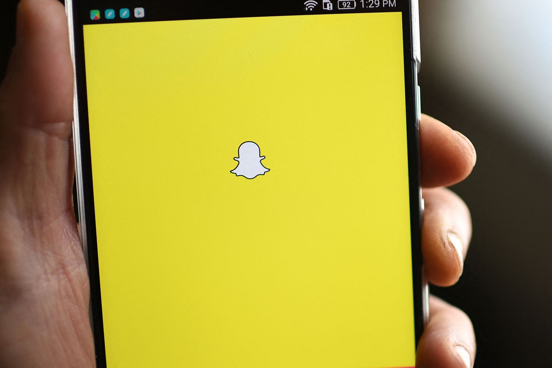  Logo Snapchat terlihat di sebuah layar ponsel.