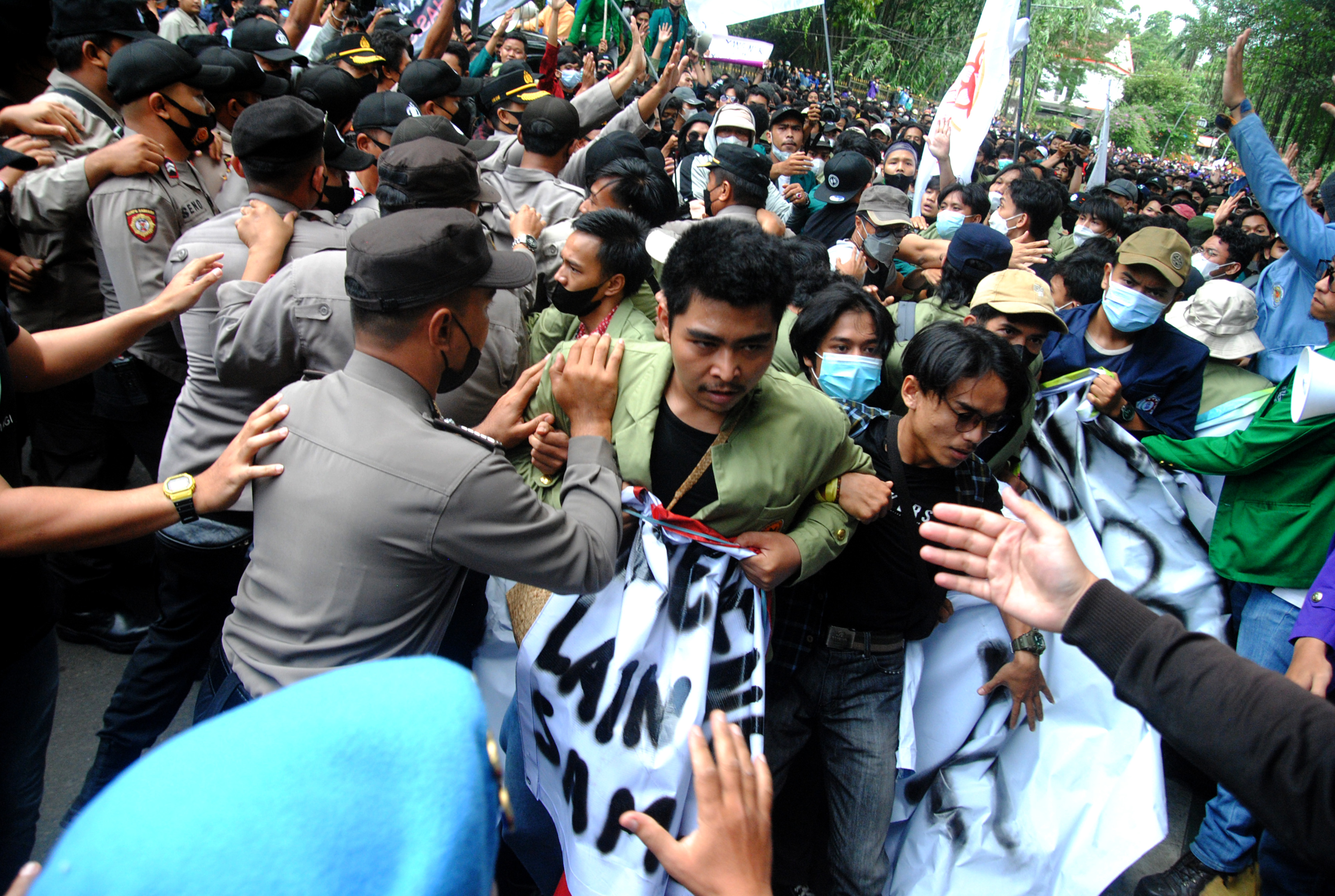 Sejumlah mahasiswa yang tergabung dalam BEM Bogor Raya terlibat aksi saling dorong dengan polisi di depan Istana Bogor, Jawa Barat.