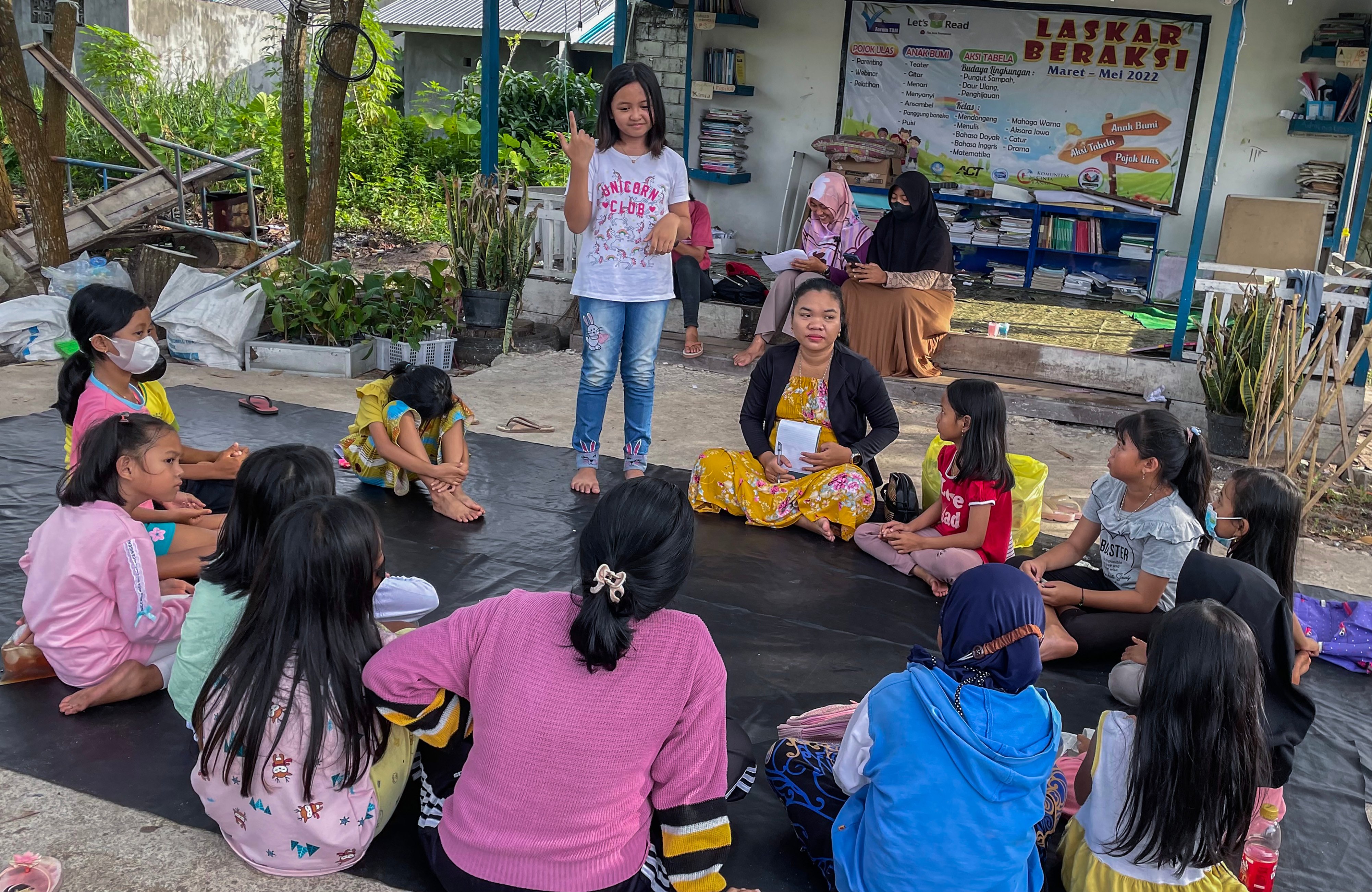 Sejumlah anak mengikuti kelas menyanyi didampingi relawan dari Taman Baca Laskar Pelangi di Taman Bonsi, Palangkaraya, Kalimantan Tengah.