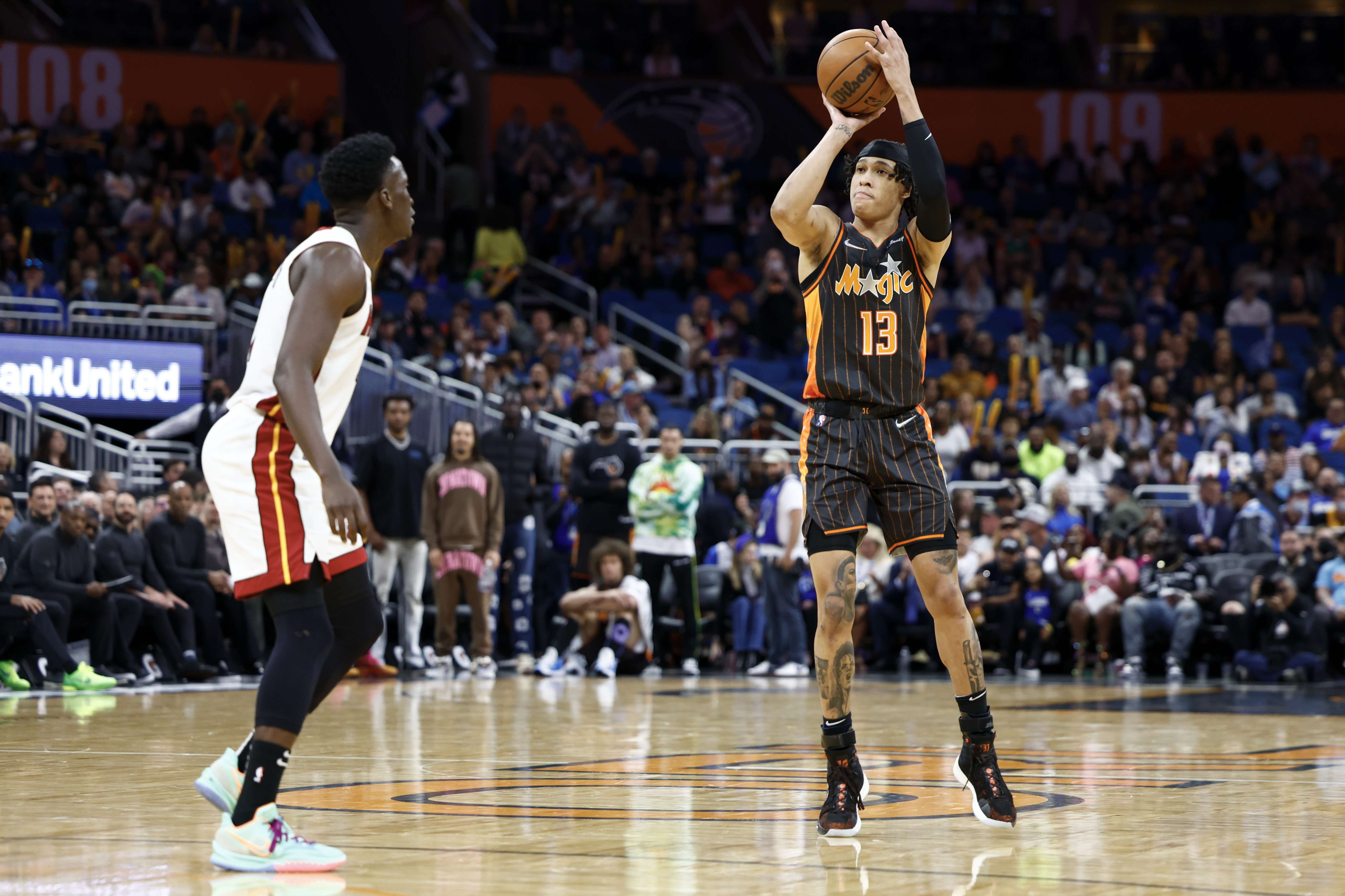 Pemain Orlando Magic RJ Hampton melepaskan tembakan tiga angka dalam laga NBA melawan Miami Heat.