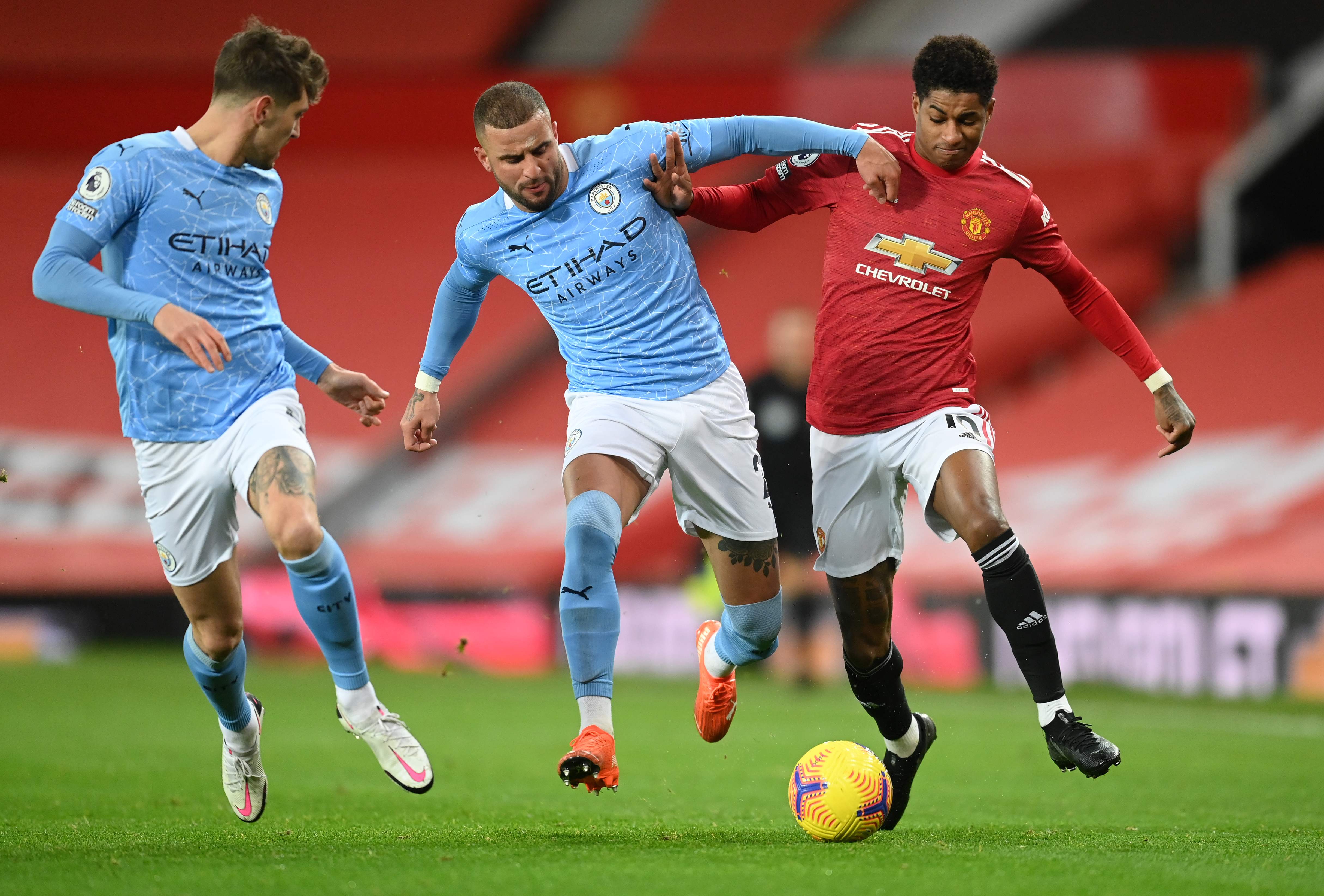 Duet bek Manchester City Kyle Walker (tengah) dan John Stones (kiri).