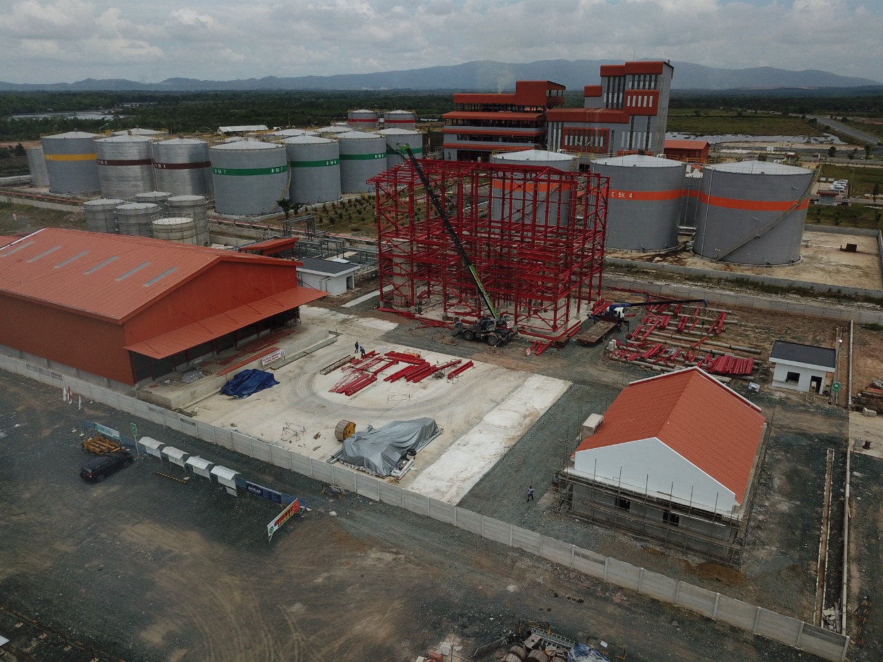 Pabrik minyak goreng PT Jhonlin Agro Raya Tbk, di Kabupaten Tanah Bumbu, Provinsi Kalimantan Selatan.