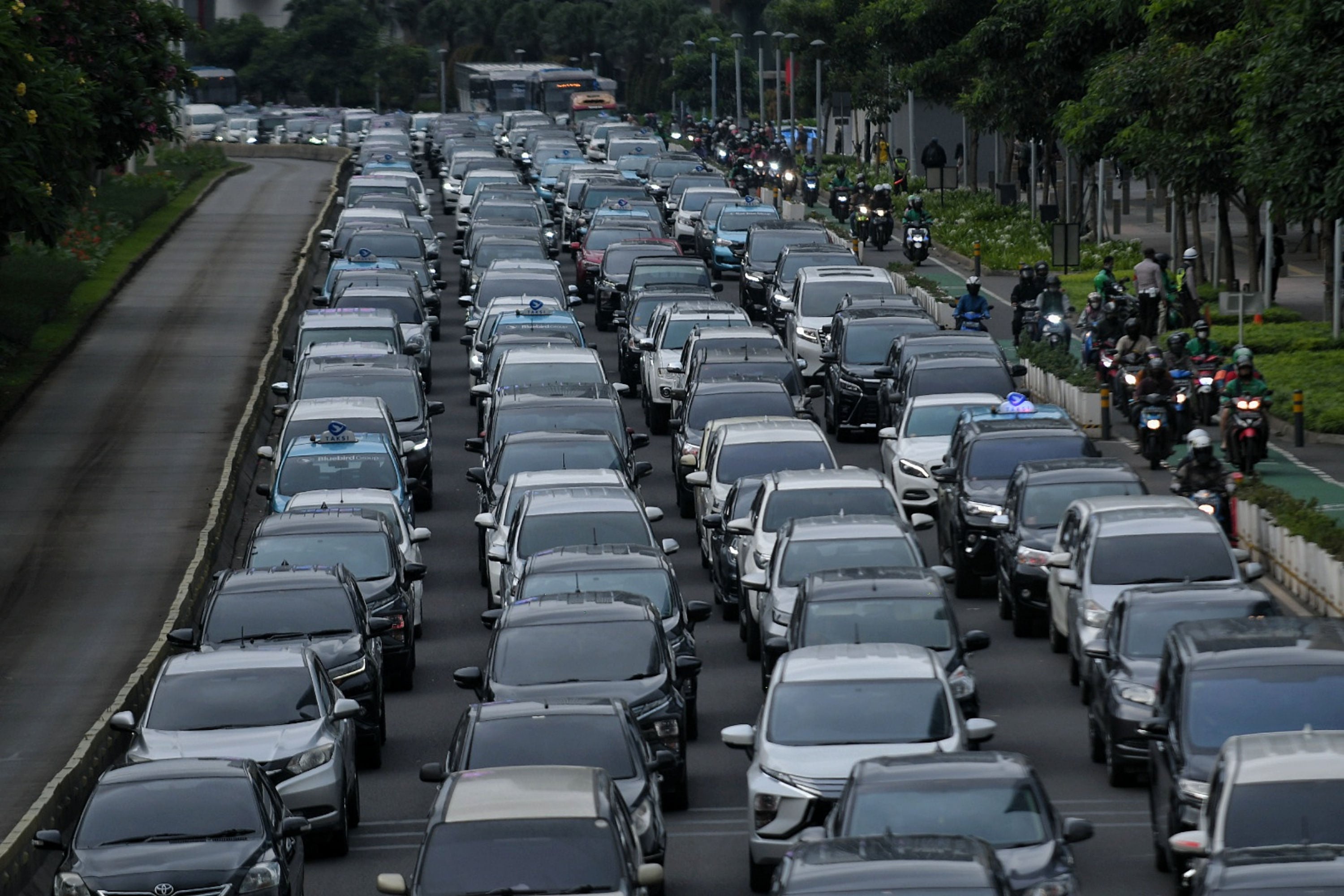 Sejumlah kendaraan terjebak kemacetan di Jalan Sudirman, Jakarta.