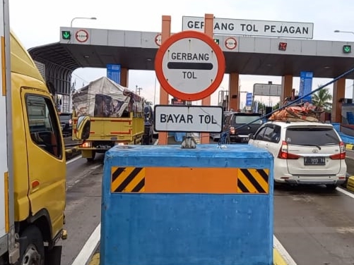 Kendaraan yang keluar Gerbang Tol (GT) Pejagan Kabupaten Brebes, Jawa Tengah, Rabu (27/4).