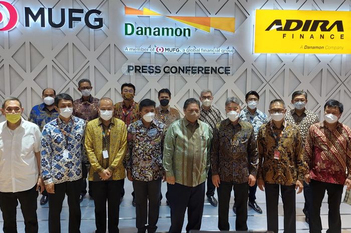 Menteri Koordinator Perekonomian Airlangga Hartarto sempat berfoto saat mengunjungi booth Danamon-Adira Finance-MUFG di IIMS Hybrid 2022. 