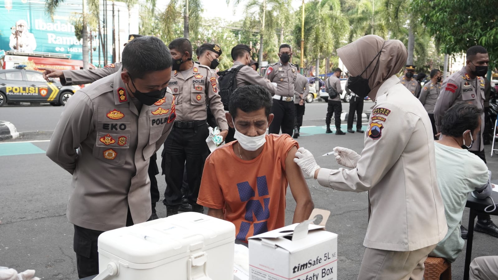 Kapolres Klaten AKB Eko Prasetyo memimpin vaksinasi covid-19 di alun-alun 