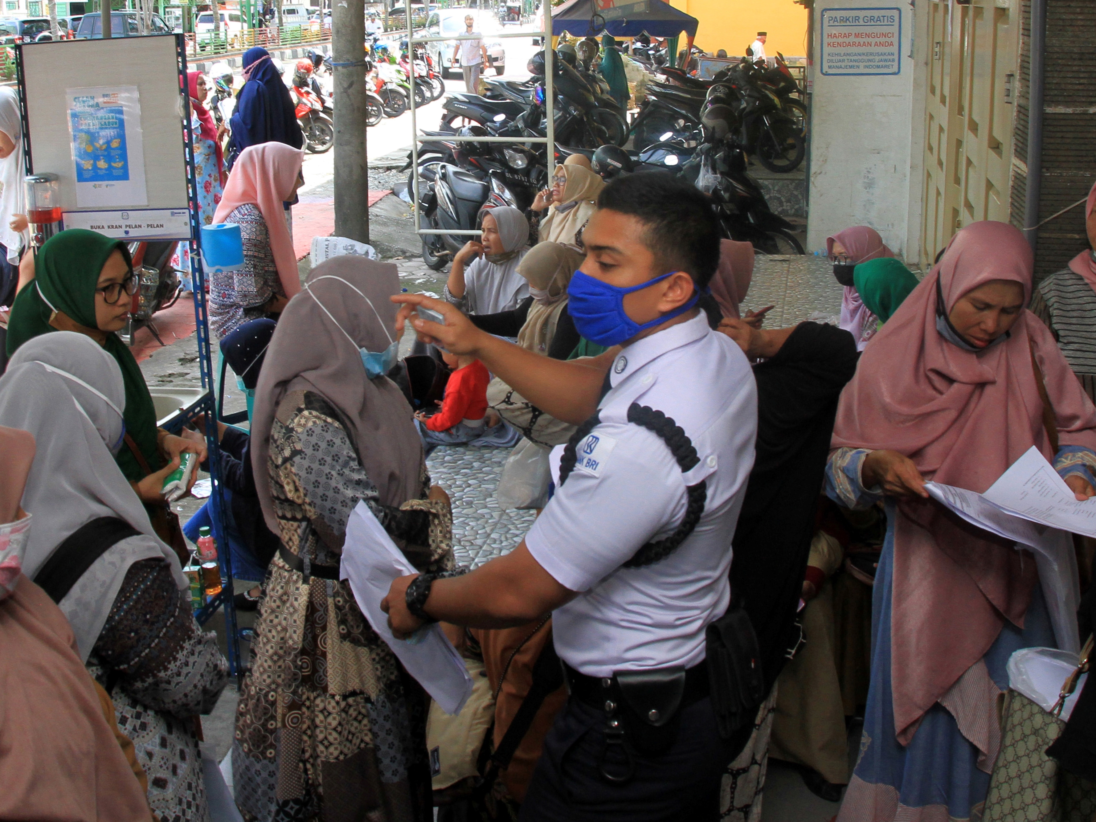 Sejumlah pelaku usaha antre mengambil BLT UMKM di BRI cabang Meulaboh, Aceh Barat, Aceh, Selasa (8/12/2020). 