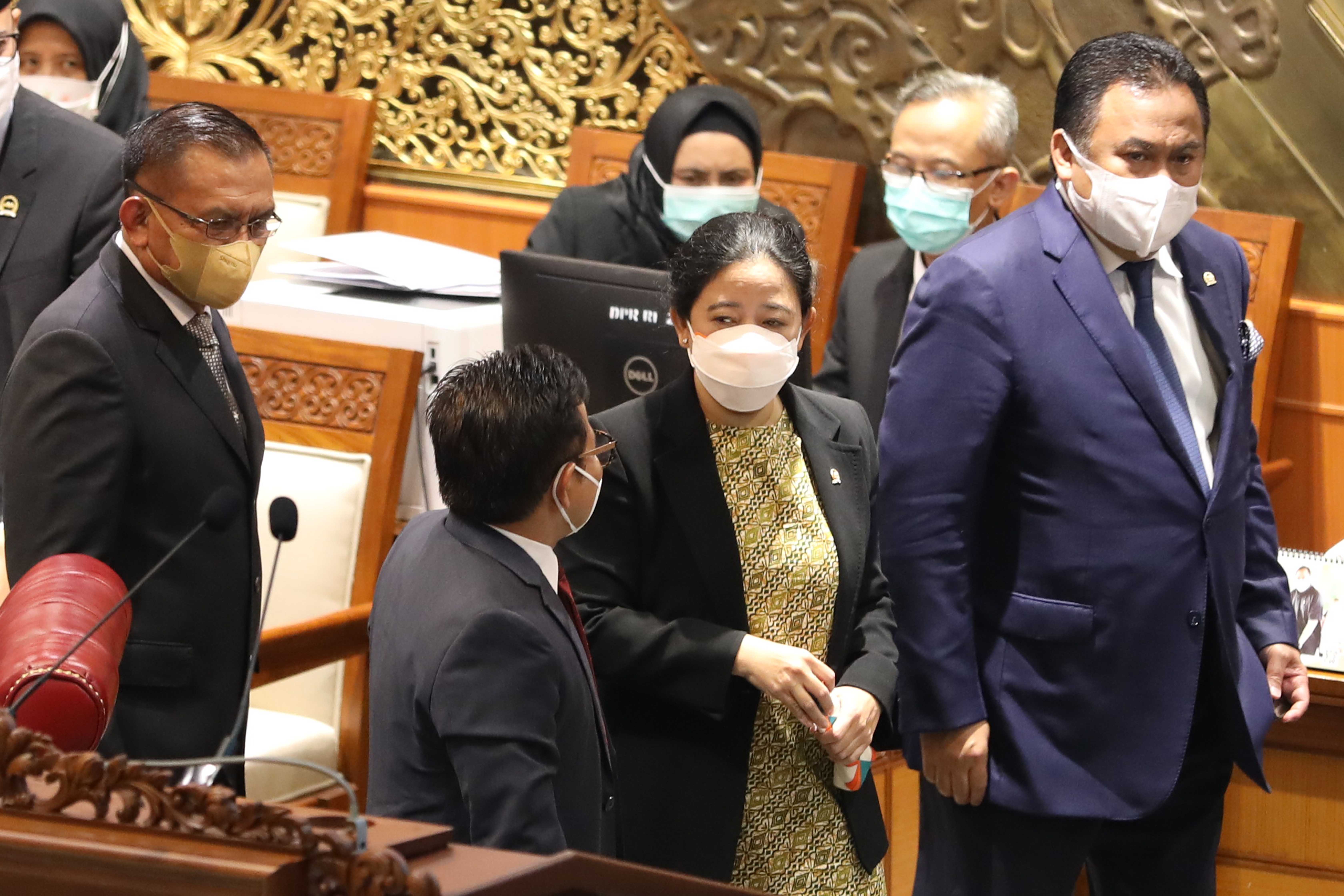 Ketua DPR RI Puan Maharani (kedua dari kanan) bersama pimpinan DPR lainnya, Rachmat Gobel (kanan), Muhaimin Iskandar dan Lodewijk Freidrich.