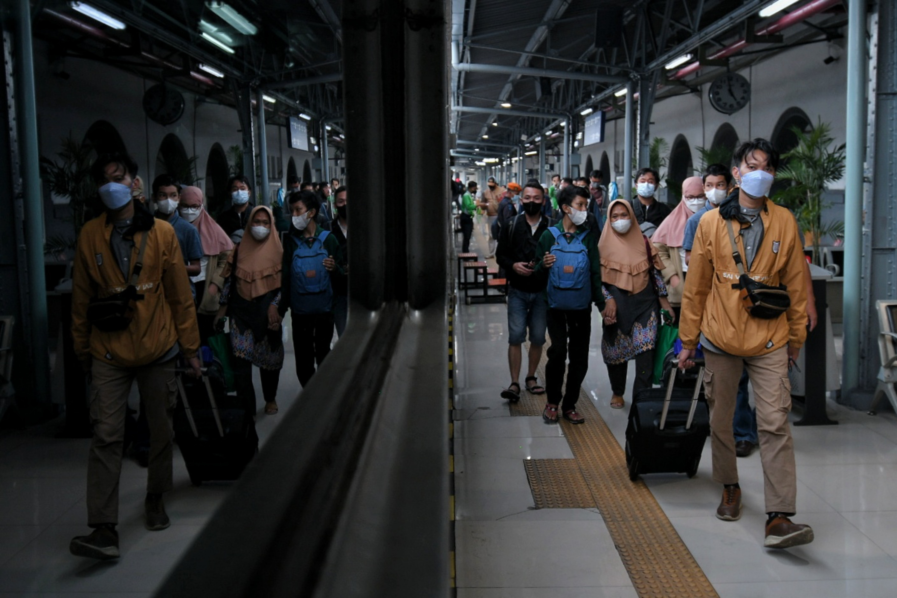 Calon penumpang saat akan menaiki kereta api jarak jauh di Stasiun Pasar Senen, Jakarta.