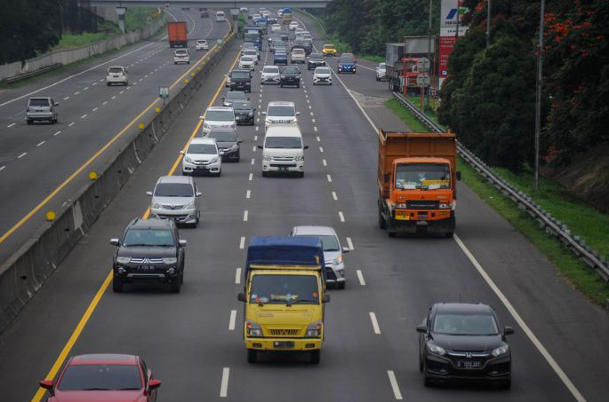 Kendaraan tujuan arah Jakarta melintas di jalan tol yang dikelola Jasa Marga.