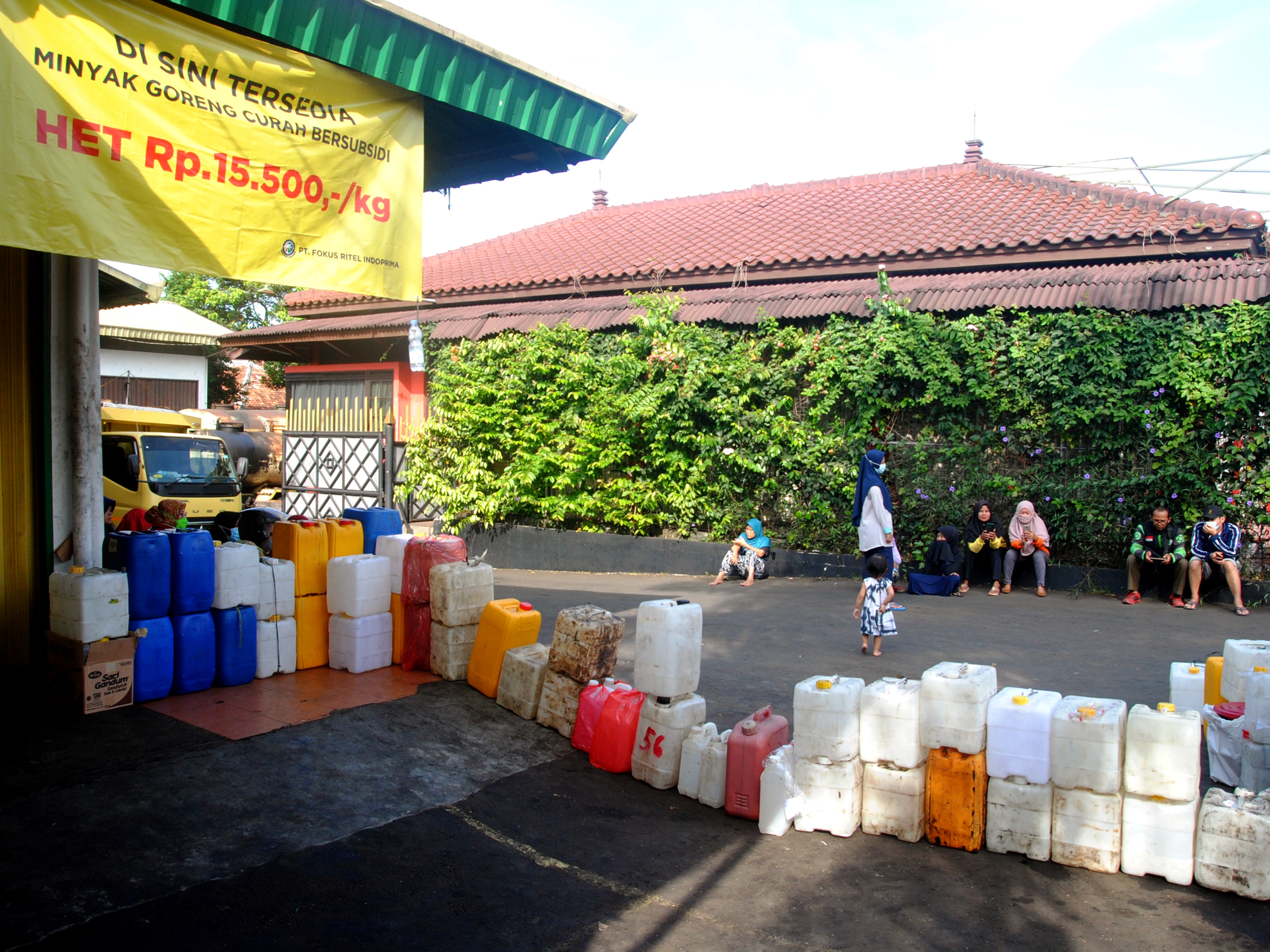 Warga antre membeli minyak goreng curah bersubsidi di salah satu distributor minyak goreng curah, Sindangbarang, Kota Bogor, Selasa (5/4).