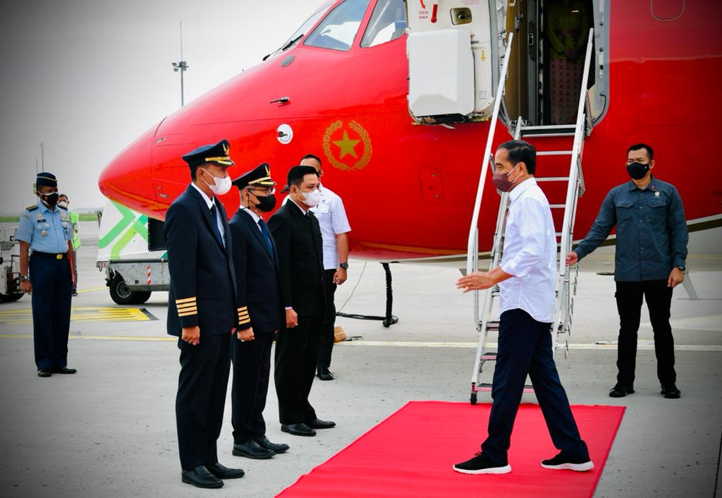 Presiden Joko Widodo saat akan bertolak ke Sumenep untuk meresmikan Bandara Trunojoyo.