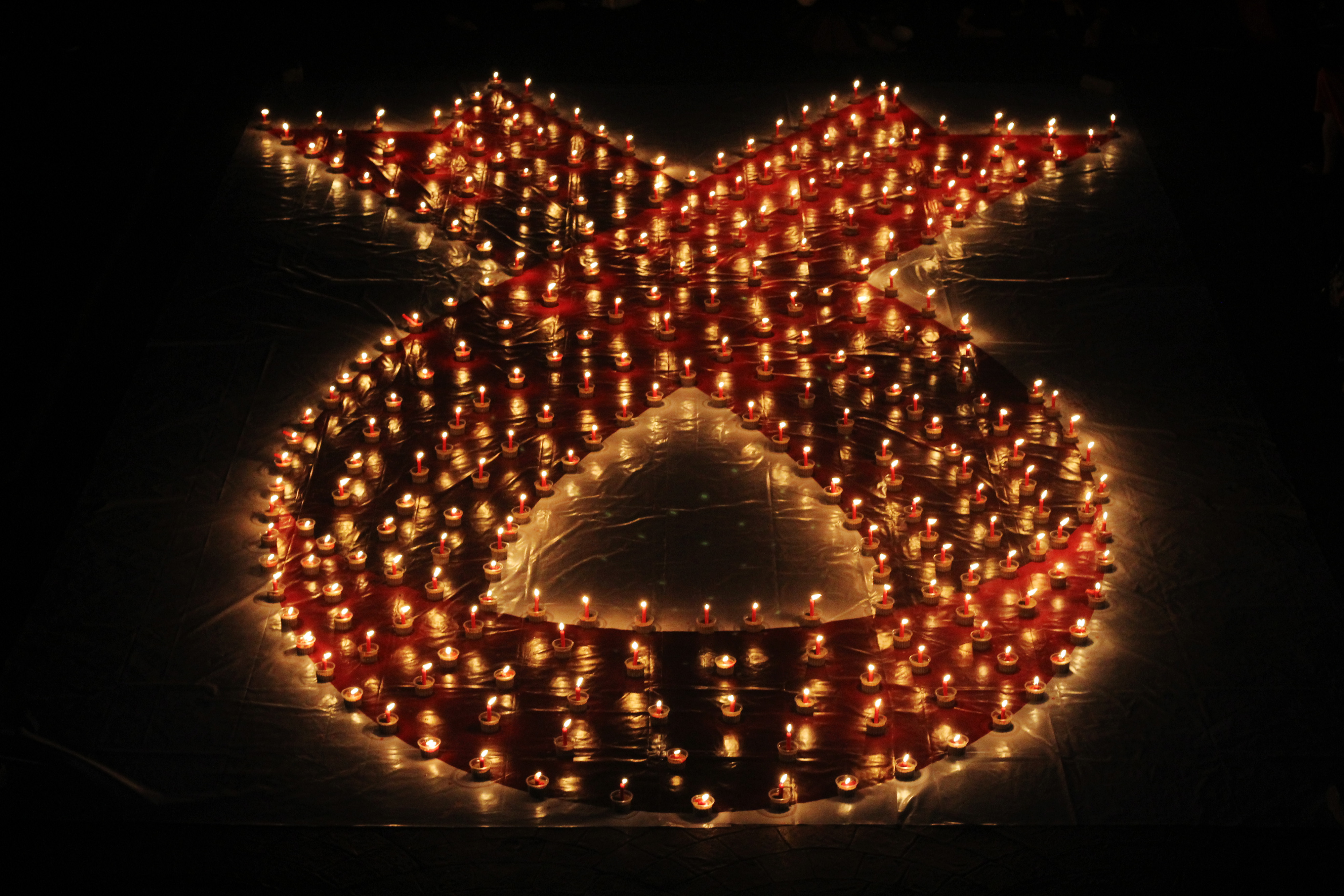 Lilin membentuk lambang Aids saat peringatan hari AIds sedunia pada Desember lalu