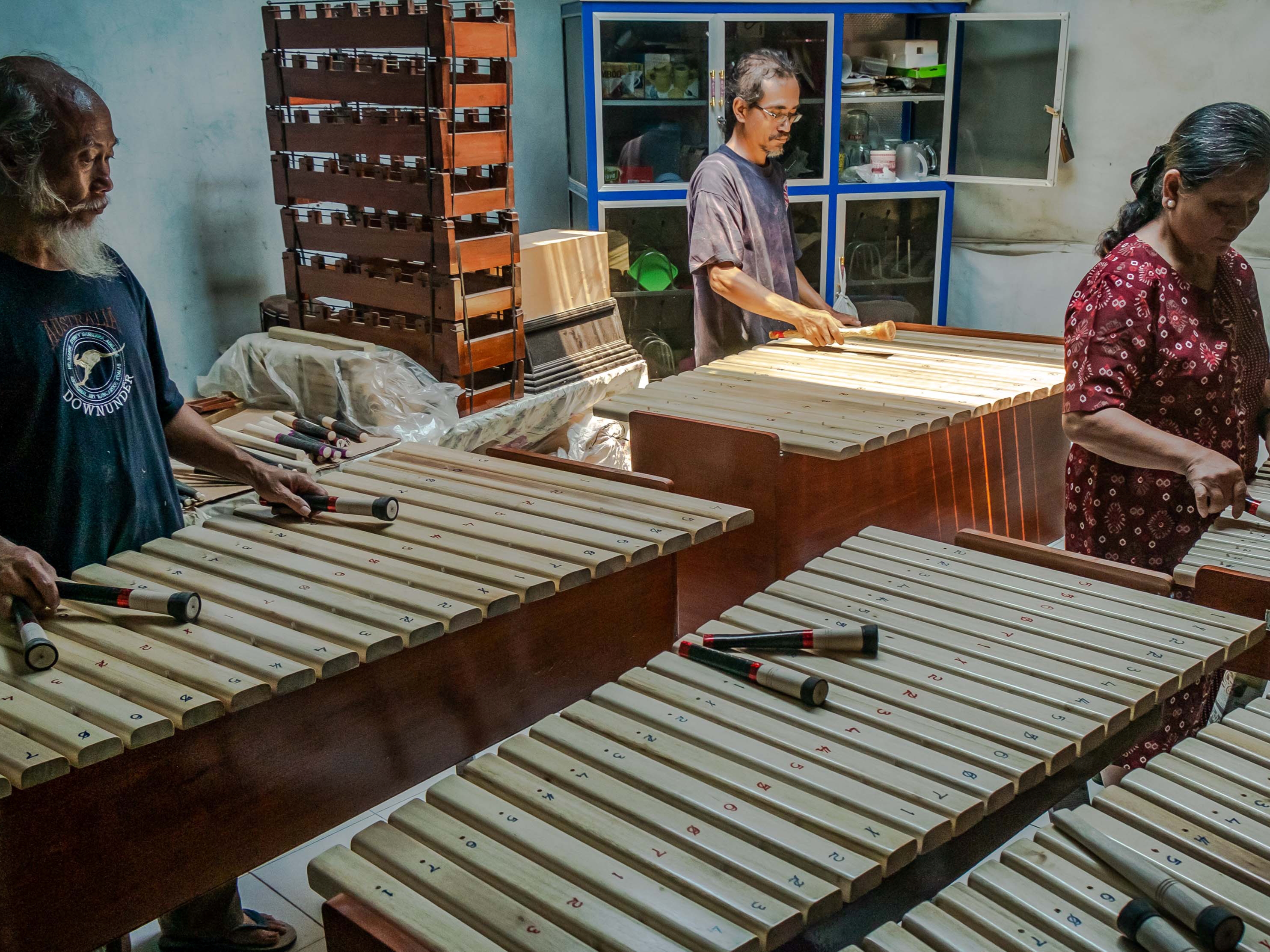 Perajin menguji nada seperangkat alat musik kolintang di rumah produksi Kolintang Kenanga di Kelurahan Genuk, Ungaran Barat, Sulut.