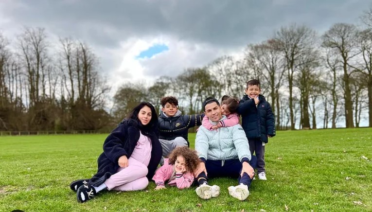 Cristiano Ronaldo bersama keluarganya.