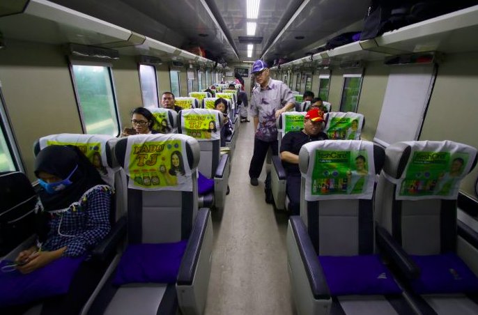 Penumpang berada di dalam kereta Cirebon Ekspres tujuan Cirebon di Stasiun Gambir.