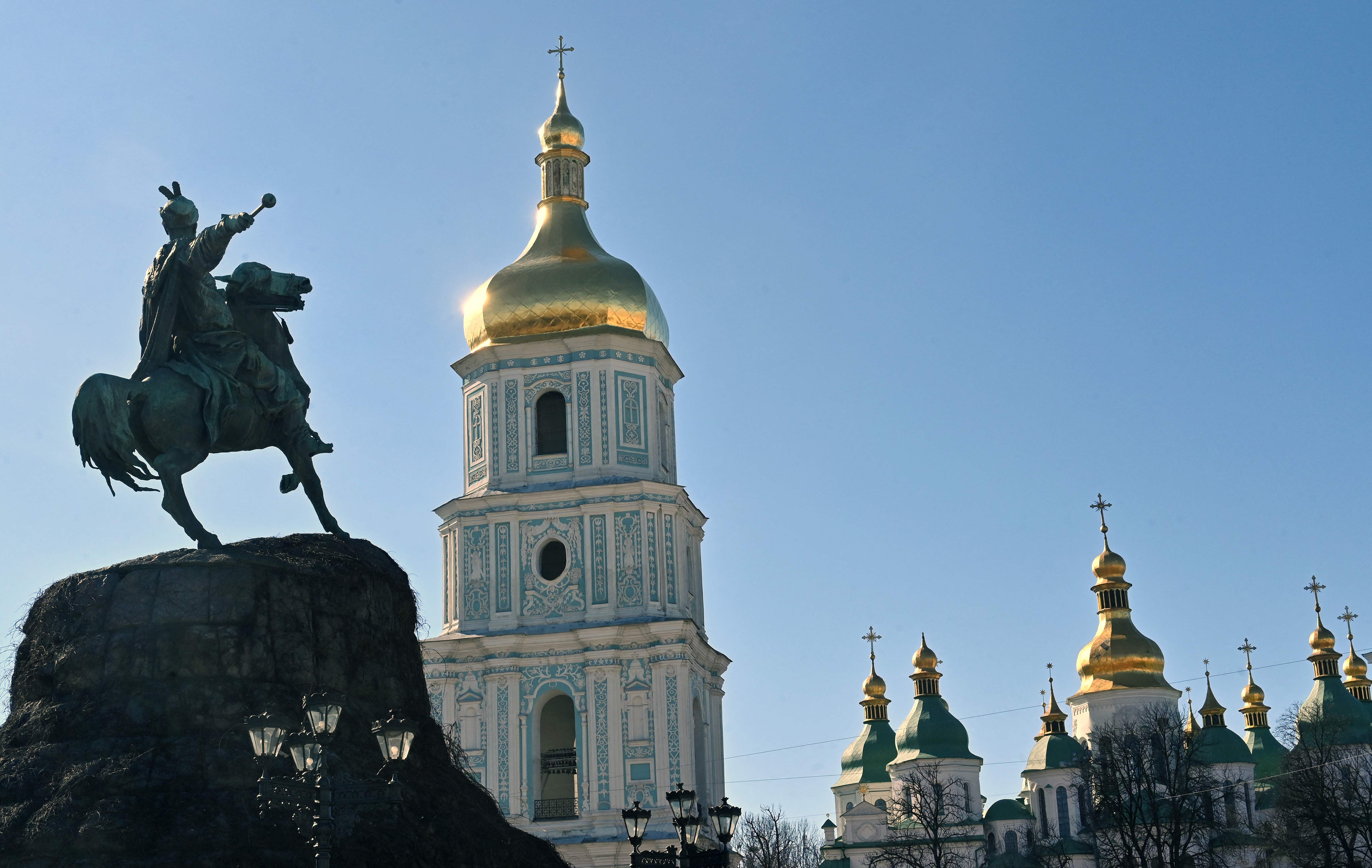 Katedral Saint Sophia dan Monumen Bohdan Khmelnytsky di Kota Kyiv, Ukraina, tidak menjadi target serangan militer Rusia.