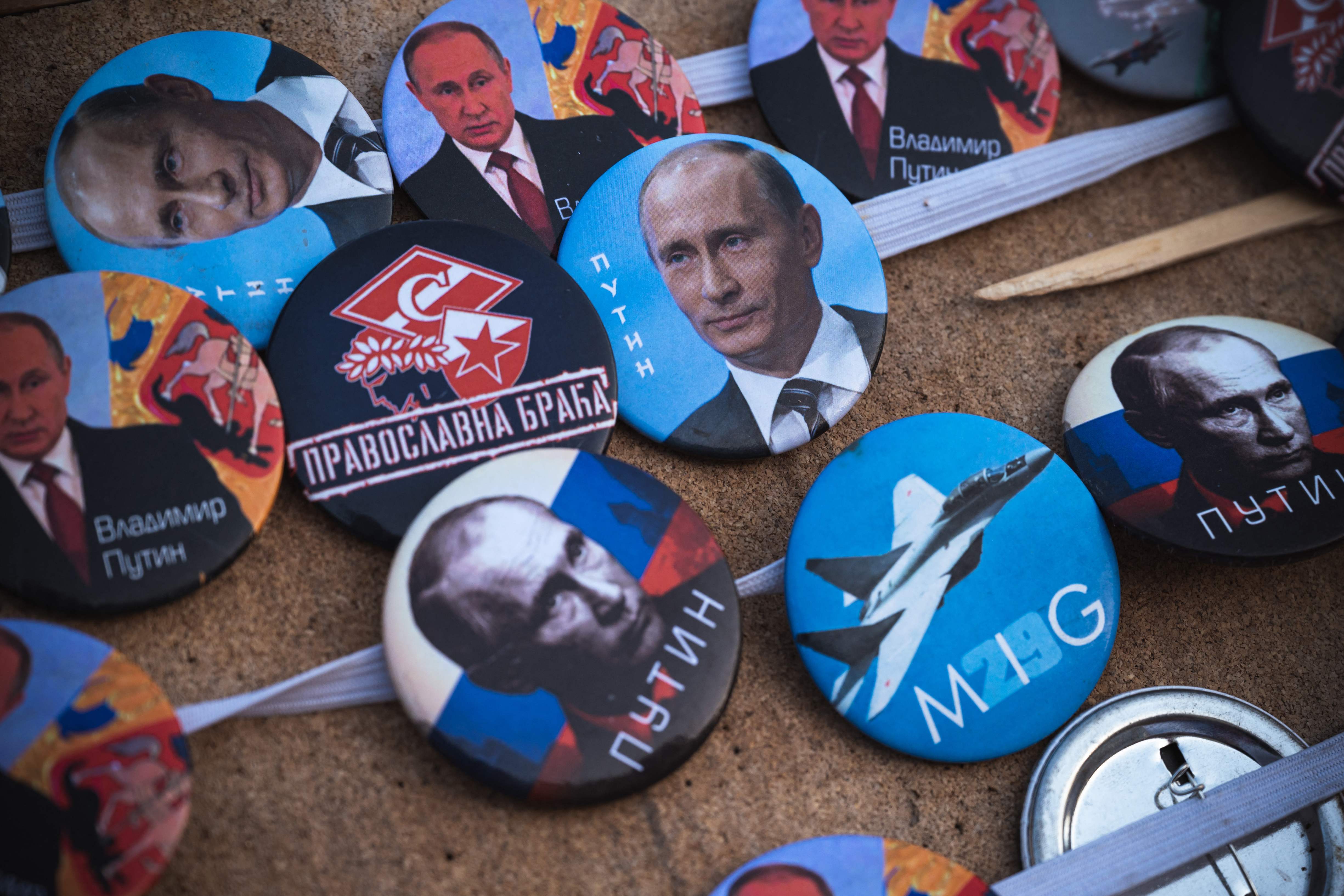 Pedagang kaki lima menjual pin bergambar Presiden Rusia Vladimir Putin di Belgrade, Serbia. Banyak warga Serbia mendukung Presiden Rusia. 