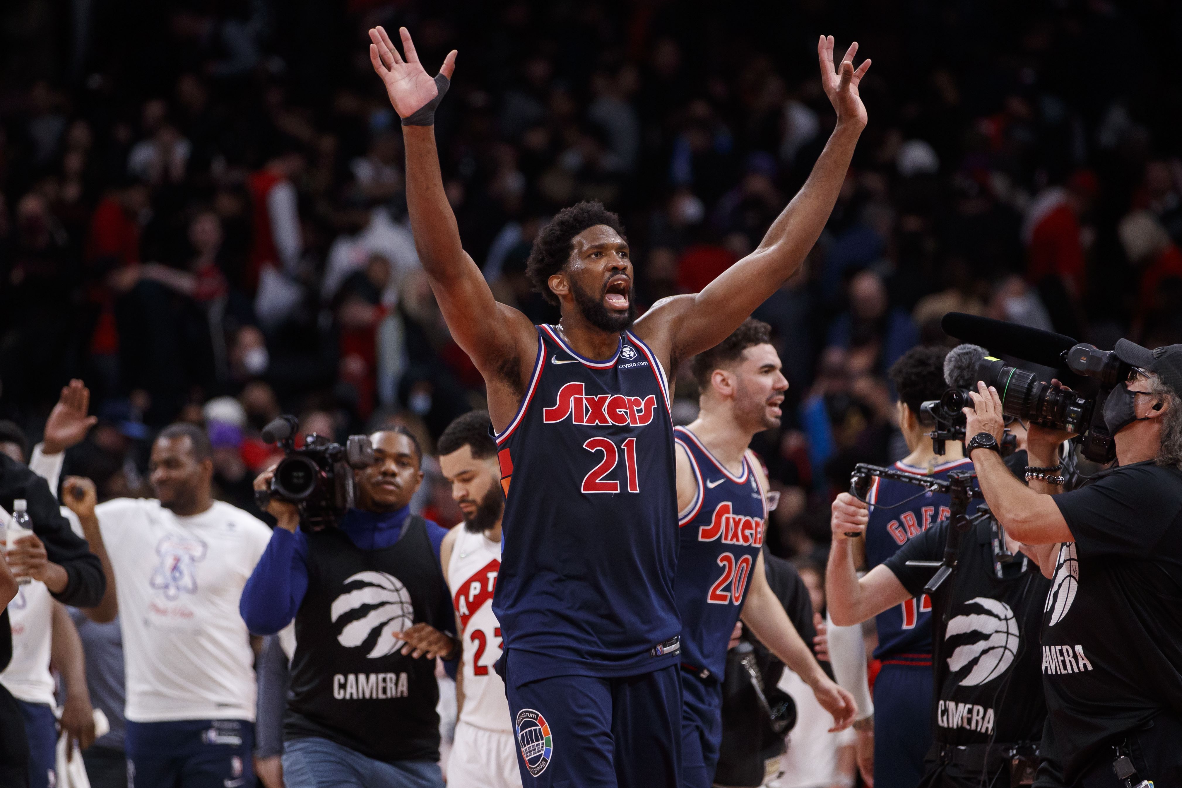 Joel Embiid bersorak atas kemenangan timnya, Philadelphia 76ers, saat melawan Toronto Raptors.