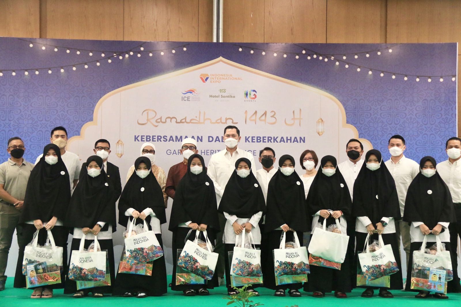 Kegiatan buka puasa bersama dan santunan untuk Anak Yatim dari Rumah Yatim Villa Melati Mas, BSD, Tangerang Selatan.