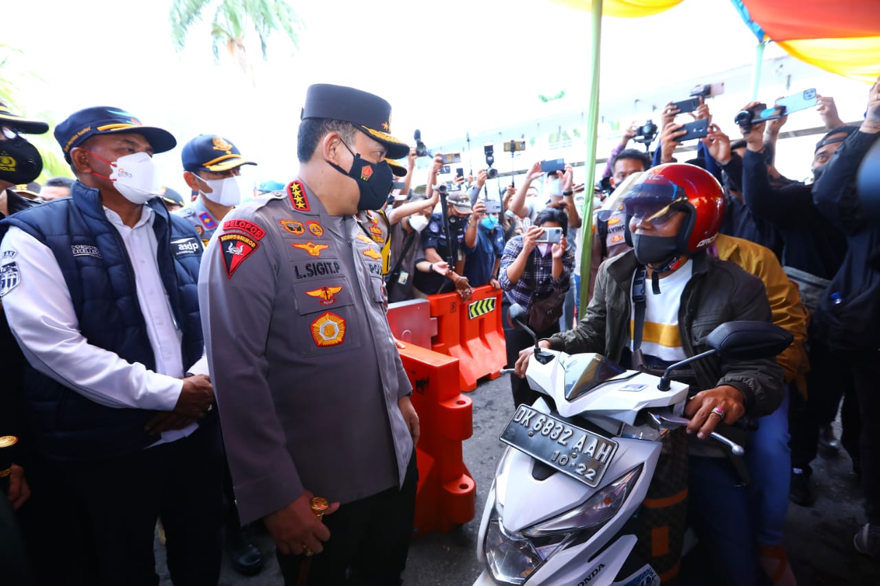 Kapolri Jenderal Listyo Sigit Prabowo meninjau pelaksanaan mudik di Pelabuhan Gilimanuk, Bali, Kamis (28/4). 